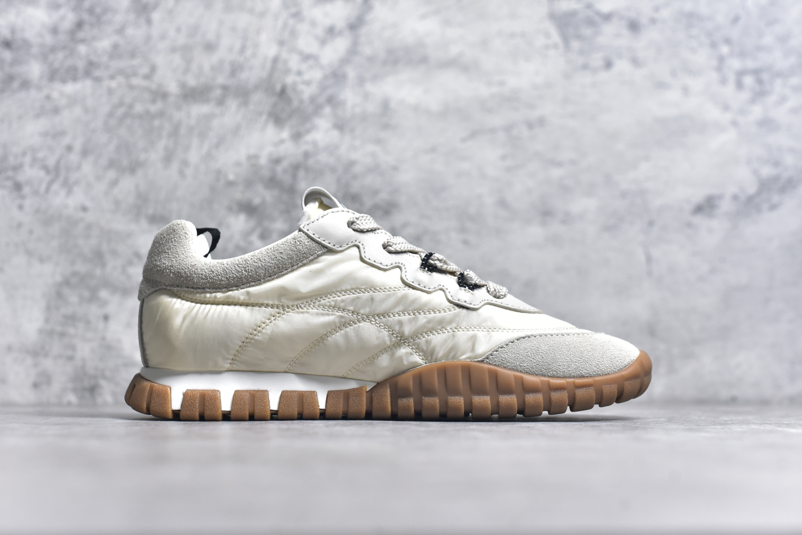 图片[3]-#Miumiu 25ss Tyre系列春夏新款 饼干鞋 阿甘鞋休闲运动鞋Miumiu最新爆款 前卫大胆的设计，风格融于此款厚底帆布运动鞋的简约线条，别致徽标饰于鞋舌与背面，点缀复古设计，平添标志性元素！厚底设计定义前卫的现代风格，这款Tyre集优雅气质与运动功能于一身，动感橡胶鞋底柔韧耐磨，令人联想起轮胎花纹，橡胶鞋底除了增加了这双鞋的复古属性外也增加了防滑功能鞋面由科技织物和麂皮制成，融合运动与时尚、功能与优雅，表达了Miu Miu的核心精神 尺码：35-40-选品中心