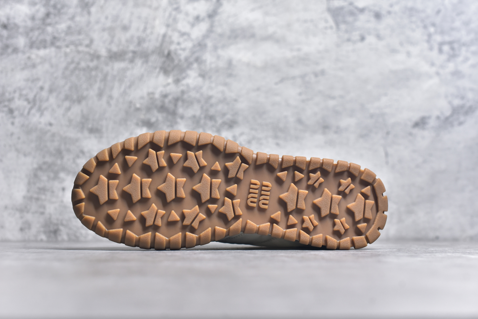 图片[6]-#Miumiu 25ss Tyre系列春夏新款 饼干鞋 阿甘鞋休闲运动鞋Miumiu最新爆款 前卫大胆的设计，风格融于此款厚底帆布运动鞋的简约线条，别致徽标饰于鞋舌与背面，点缀复古设计，平添标志性元素！厚底设计定义前卫的现代风格，这款Tyre集优雅气质与运动功能于一身，动感橡胶鞋底柔韧耐磨，令人联想起轮胎花纹，橡胶鞋底除了增加了这双鞋的复古属性外也增加了防滑功能鞋面由科技织物和麂皮制成，融合运动与时尚、功能与优雅，表达了Miu Miu的核心精神 尺码：35-40-选品中心