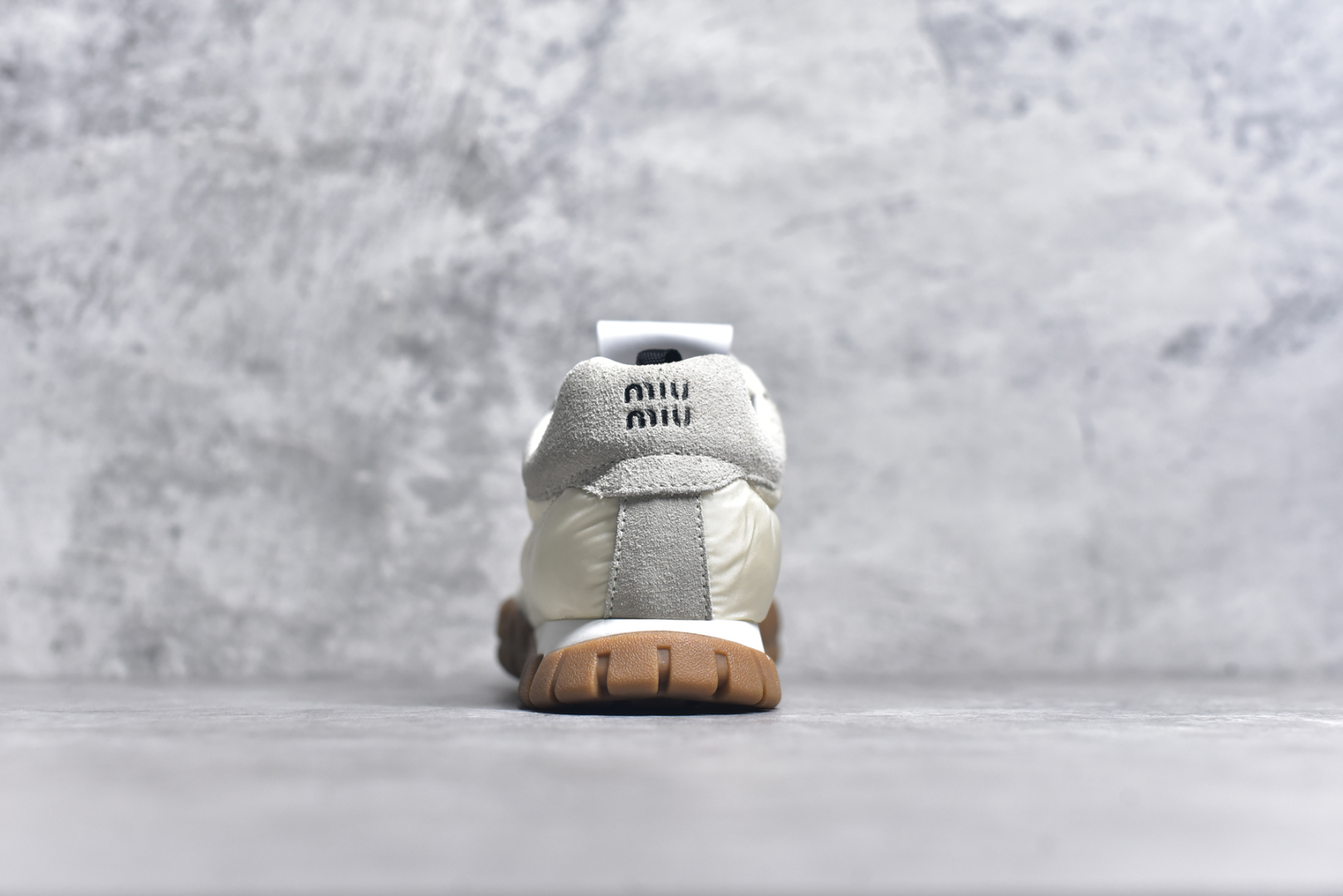 图片[5]-#Miumiu 25ss Tyre系列春夏新款 饼干鞋 阿甘鞋休闲运动鞋Miumiu最新爆款 前卫大胆的设计，风格融于此款厚底帆布运动鞋的简约线条，别致徽标饰于鞋舌与背面，点缀复古设计，平添标志性元素！厚底设计定义前卫的现代风格，这款Tyre集优雅气质与运动功能于一身，动感橡胶鞋底柔韧耐磨，令人联想起轮胎花纹，橡胶鞋底除了增加了这双鞋的复古属性外也增加了防滑功能鞋面由科技织物和麂皮制成，融合运动与时尚、功能与优雅，表达了Miu Miu的核心精神 尺码：35-40-选品中心