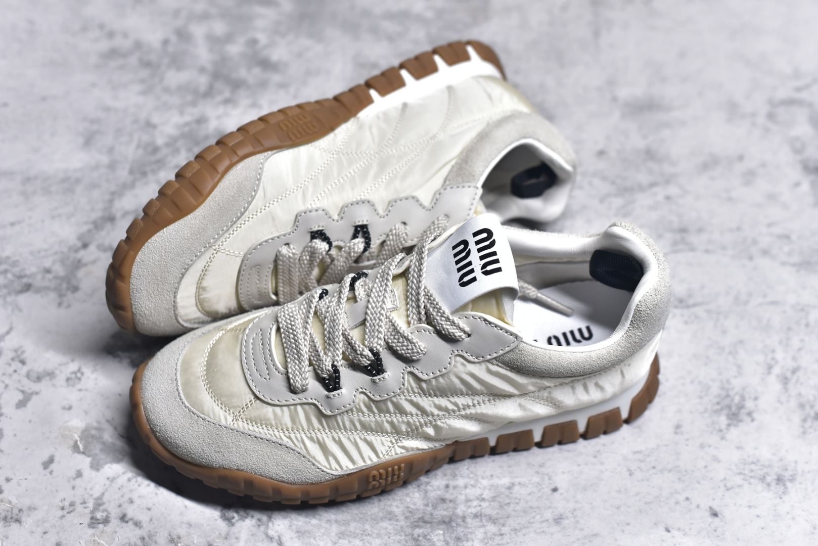 图片[7]-#Miumiu 25ss Tyre系列春夏新款 饼干鞋 阿甘鞋休闲运动鞋Miumiu最新爆款 前卫大胆的设计，风格融于此款厚底帆布运动鞋的简约线条，别致徽标饰于鞋舌与背面，点缀复古设计，平添标志性元素！厚底设计定义前卫的现代风格，这款Tyre集优雅气质与运动功能于一身，动感橡胶鞋底柔韧耐磨，令人联想起轮胎花纹，橡胶鞋底除了增加了这双鞋的复古属性外也增加了防滑功能鞋面由科技织物和麂皮制成，融合运动与时尚、功能与优雅，表达了Miu Miu的核心精神 尺码：35-40-选品中心