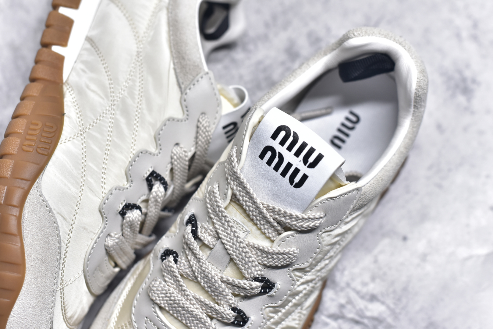 图片[9]-#Miumiu 25ss Tyre系列春夏新款 饼干鞋 阿甘鞋休闲运动鞋Miumiu最新爆款 前卫大胆的设计，风格融于此款厚底帆布运动鞋的简约线条，别致徽标饰于鞋舌与背面，点缀复古设计，平添标志性元素！厚底设计定义前卫的现代风格，这款Tyre集优雅气质与运动功能于一身，动感橡胶鞋底柔韧耐磨，令人联想起轮胎花纹，橡胶鞋底除了增加了这双鞋的复古属性外也增加了防滑功能鞋面由科技织物和麂皮制成，融合运动与时尚、功能与优雅，表达了Miu Miu的核心精神 尺码：35-40-选品中心