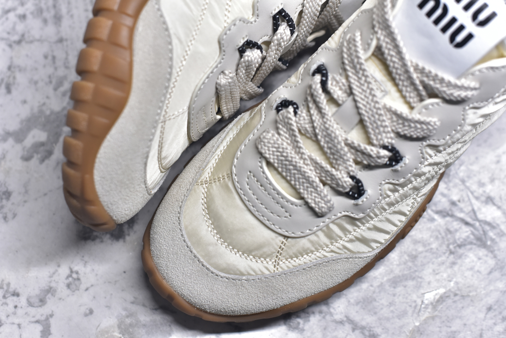 图片[8]-#Miumiu 25ss Tyre系列春夏新款 饼干鞋 阿甘鞋休闲运动鞋Miumiu最新爆款 前卫大胆的设计，风格融于此款厚底帆布运动鞋的简约线条，别致徽标饰于鞋舌与背面，点缀复古设计，平添标志性元素！厚底设计定义前卫的现代风格，这款Tyre集优雅气质与运动功能于一身，动感橡胶鞋底柔韧耐磨，令人联想起轮胎花纹，橡胶鞋底除了增加了这双鞋的复古属性外也增加了防滑功能鞋面由科技织物和麂皮制成，融合运动与时尚、功能与优雅，表达了Miu Miu的核心精神 尺码：35-40-选品中心