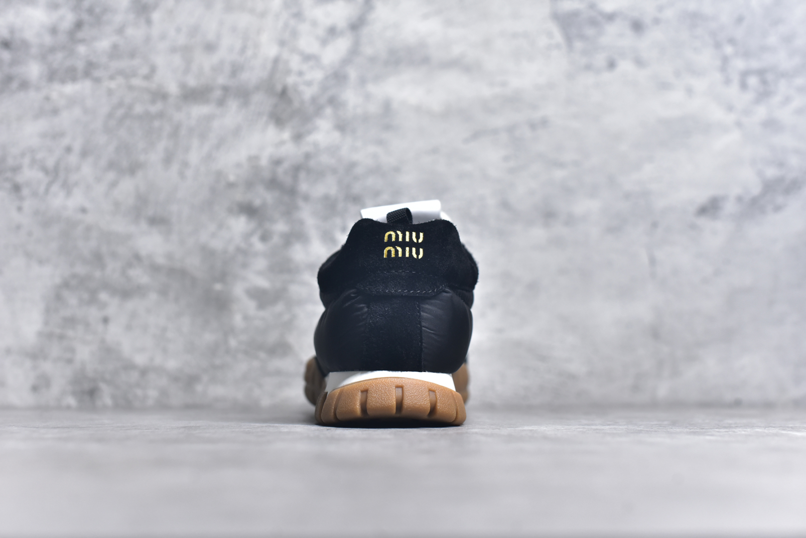 图片[5]-#Miumiu 25ss Tyre系列春夏新款 饼干鞋 阿甘鞋休闲运动鞋Miumiu最新爆款 前卫大胆的设计，风格融于此款厚底帆布运动鞋的简约线条，别致徽标饰于鞋舌与背面，点缀复古设计，平添标志性元素！厚底设计定义前卫的现代风格，这款Tyre集优雅气质与运动功能于一身，动感橡胶鞋底柔韧耐磨，令人联想起轮胎花纹，橡胶鞋底除了增加了这双鞋的复古属性外也增加了防滑功能鞋面由科技织物和麂皮制成，融合运动与时尚、功能与优雅，表达了Miu Miu的核心精神 尺码：35-40-选品中心