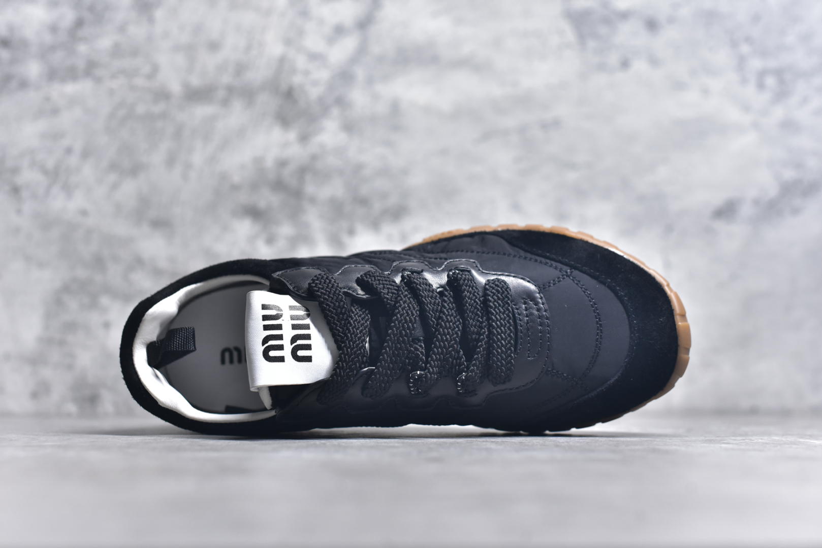 图片[4]-#Miumiu 25ss Tyre系列春夏新款 饼干鞋 阿甘鞋休闲运动鞋Miumiu最新爆款 前卫大胆的设计，风格融于此款厚底帆布运动鞋的简约线条，别致徽标饰于鞋舌与背面，点缀复古设计，平添标志性元素！厚底设计定义前卫的现代风格，这款Tyre集优雅气质与运动功能于一身，动感橡胶鞋底柔韧耐磨，令人联想起轮胎花纹，橡胶鞋底除了增加了这双鞋的复古属性外也增加了防滑功能鞋面由科技织物和麂皮制成，融合运动与时尚、功能与优雅，表达了Miu Miu的核心精神 尺码：35-40-选品中心