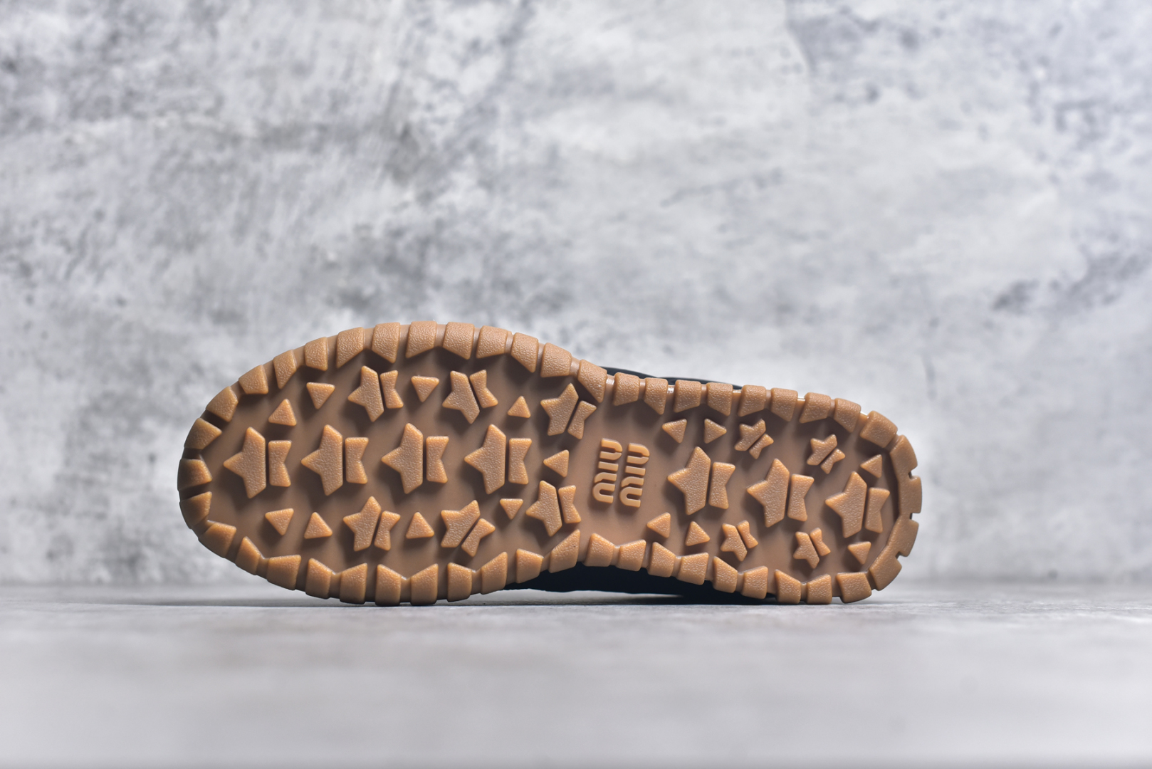 图片[6]-#Miumiu 25ss Tyre系列春夏新款 饼干鞋 阿甘鞋休闲运动鞋Miumiu最新爆款 前卫大胆的设计，风格融于此款厚底帆布运动鞋的简约线条，别致徽标饰于鞋舌与背面，点缀复古设计，平添标志性元素！厚底设计定义前卫的现代风格，这款Tyre集优雅气质与运动功能于一身，动感橡胶鞋底柔韧耐磨，令人联想起轮胎花纹，橡胶鞋底除了增加了这双鞋的复古属性外也增加了防滑功能鞋面由科技织物和麂皮制成，融合运动与时尚、功能与优雅，表达了Miu Miu的核心精神 尺码：35-40-选品中心