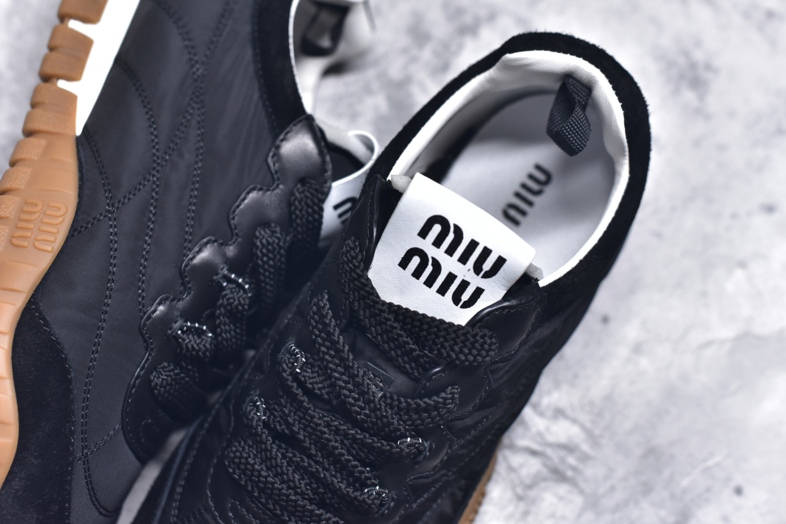 图片[9]-#Miumiu 25ss Tyre系列春夏新款 饼干鞋 阿甘鞋休闲运动鞋Miumiu最新爆款 前卫大胆的设计，风格融于此款厚底帆布运动鞋的简约线条，别致徽标饰于鞋舌与背面，点缀复古设计，平添标志性元素！厚底设计定义前卫的现代风格，这款Tyre集优雅气质与运动功能于一身，动感橡胶鞋底柔韧耐磨，令人联想起轮胎花纹，橡胶鞋底除了增加了这双鞋的复古属性外也增加了防滑功能鞋面由科技织物和麂皮制成，融合运动与时尚、功能与优雅，表达了Miu Miu的核心精神 尺码：35-40-选品中心