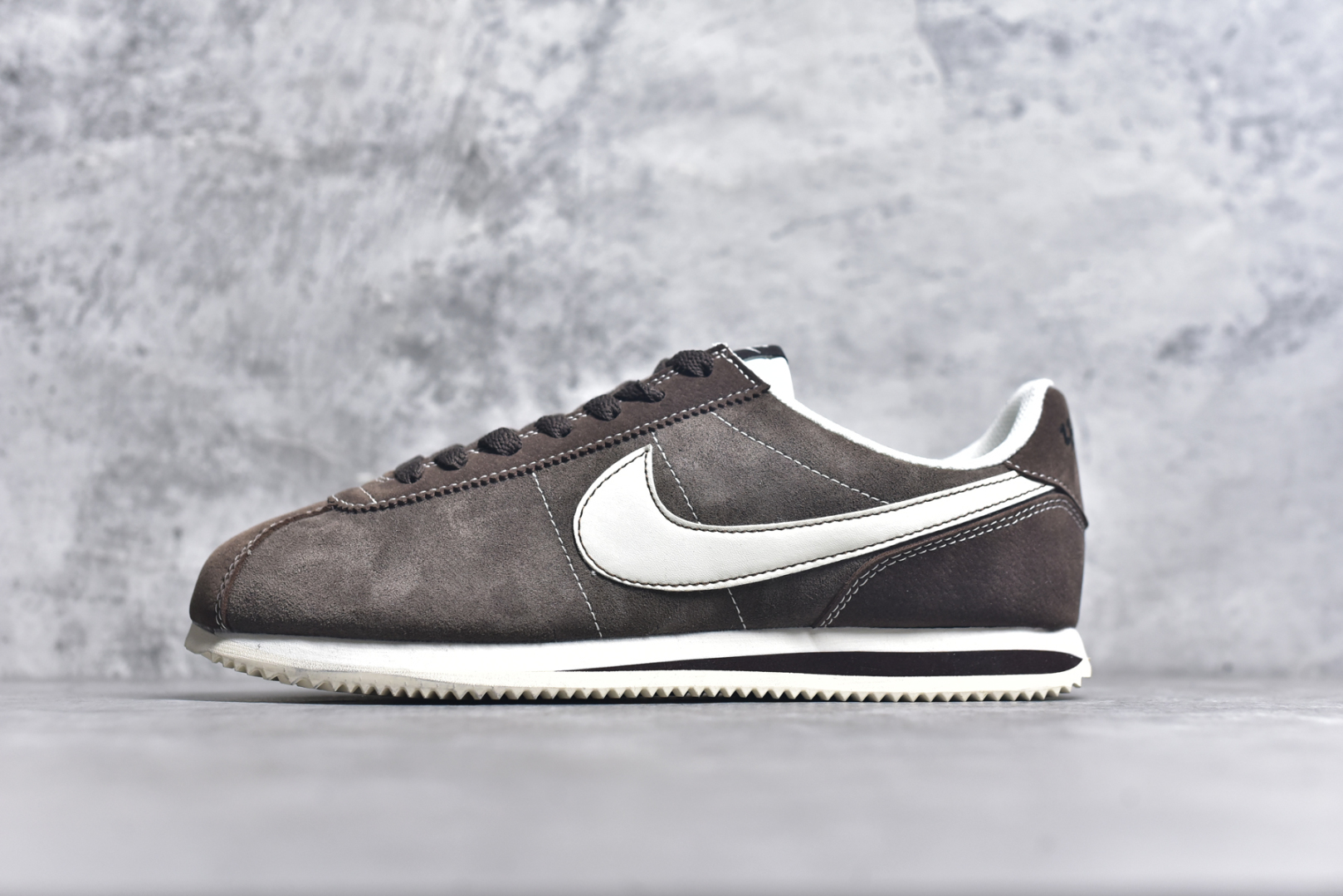 #NK Classic Cortez Leather 阿甘复古初代皮革慢跑鞋 实体平台指令订单 全套原纸板楦头开发 原厂数据大底磨具 一比一鞋头弧度高度鞋身弧度 细节品控鞋型随意对比 正确烫金高频细节 公司级标准检验QC 区分市面一切版本 完美复刻阿甘复古鞋型 尺码：35.5 36 36.5 37.5 38 38.5 39 40 40.5 41 42 42.5 43 44 45-选品中心