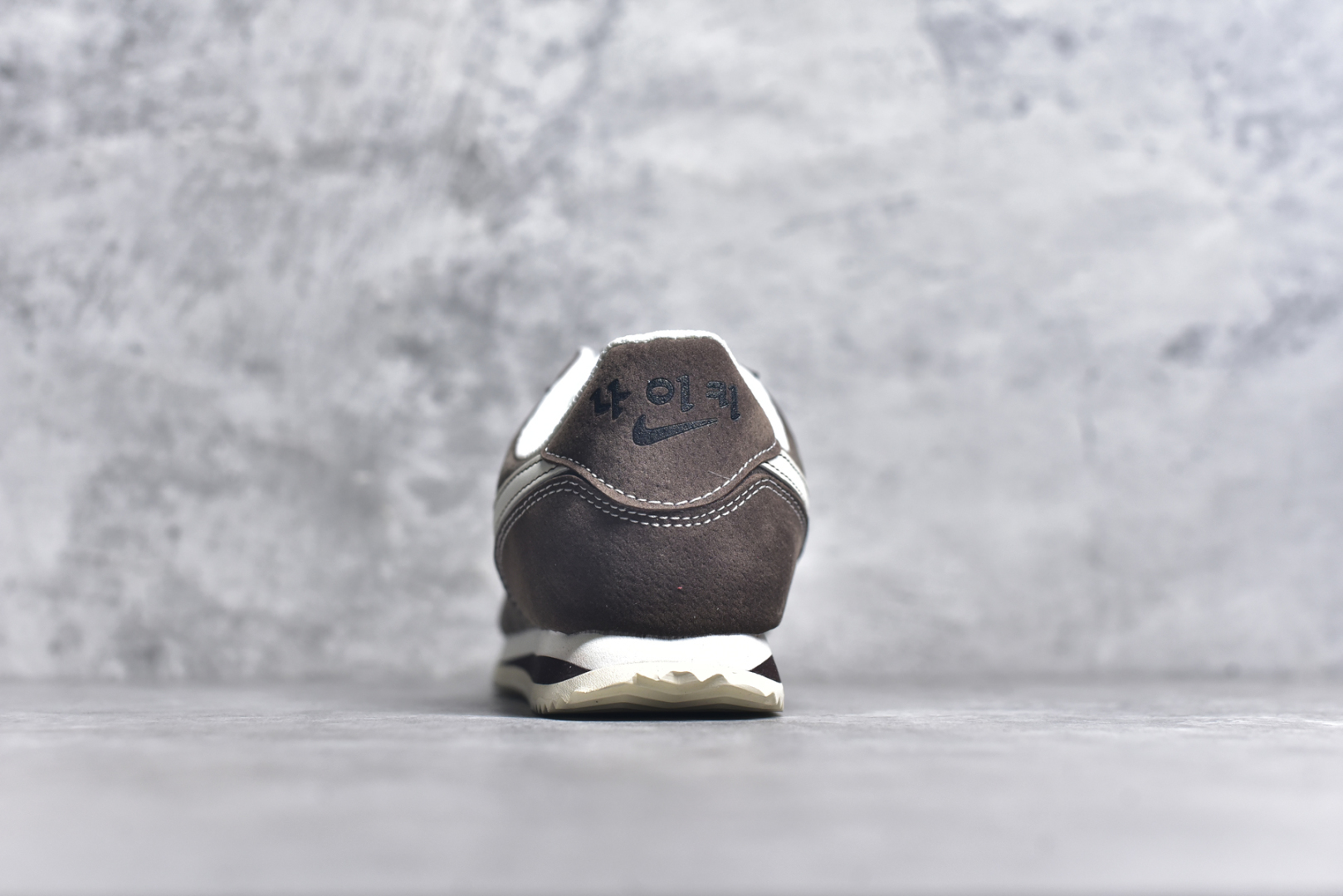 图片[5]-#NK Classic Cortez Leather 阿甘复古初代皮革慢跑鞋 实体平台指令订单 全套原纸板楦头开发 原厂数据大底磨具 一比一鞋头弧度高度鞋身弧度 细节品控鞋型随意对比 正确烫金高频细节 公司级标准检验QC 区分市面一切版本 完美复刻阿甘复古鞋型 尺码：35.5 36 36.5 37.5 38 38.5 39 40 40.5 41 42 42.5 43 44 45-选品中心