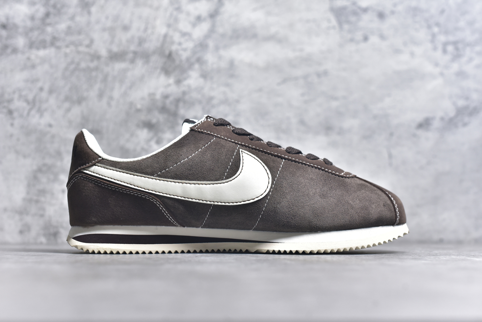 图片[3]-#NK Classic Cortez Leather 阿甘复古初代皮革慢跑鞋 实体平台指令订单 全套原纸板楦头开发 原厂数据大底磨具 一比一鞋头弧度高度鞋身弧度 细节品控鞋型随意对比 正确烫金高频细节 公司级标准检验QC 区分市面一切版本 完美复刻阿甘复古鞋型 尺码：35.5 36 36.5 37.5 38 38.5 39 40 40.5 41 42 42.5 43 44 45-选品中心