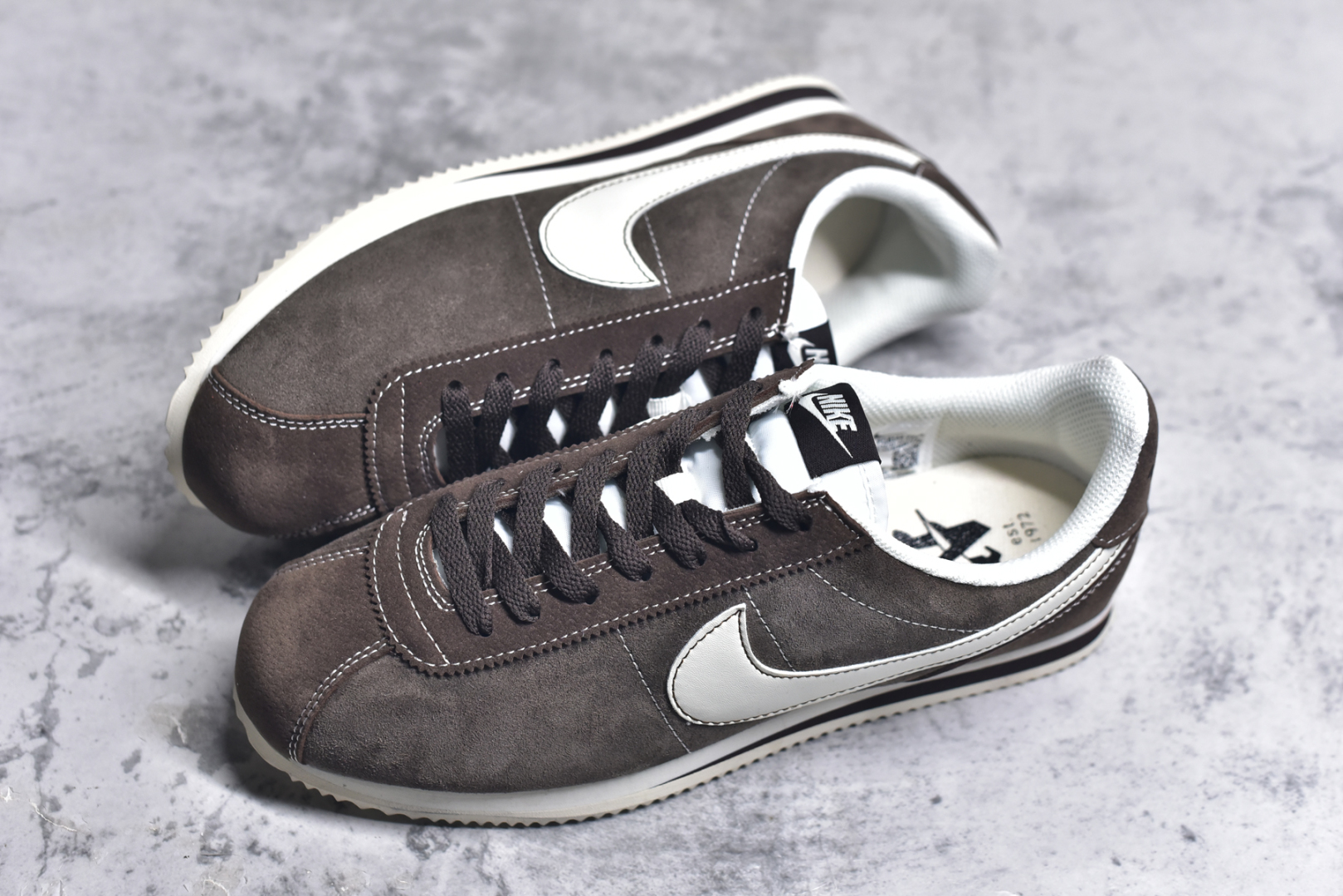 图片[7]-#NK Classic Cortez Leather 阿甘复古初代皮革慢跑鞋 实体平台指令订单 全套原纸板楦头开发 原厂数据大底磨具 一比一鞋头弧度高度鞋身弧度 细节品控鞋型随意对比 正确烫金高频细节 公司级标准检验QC 区分市面一切版本 完美复刻阿甘复古鞋型 尺码：35.5 36 36.5 37.5 38 38.5 39 40 40.5 41 42 42.5 43 44 45-选品中心