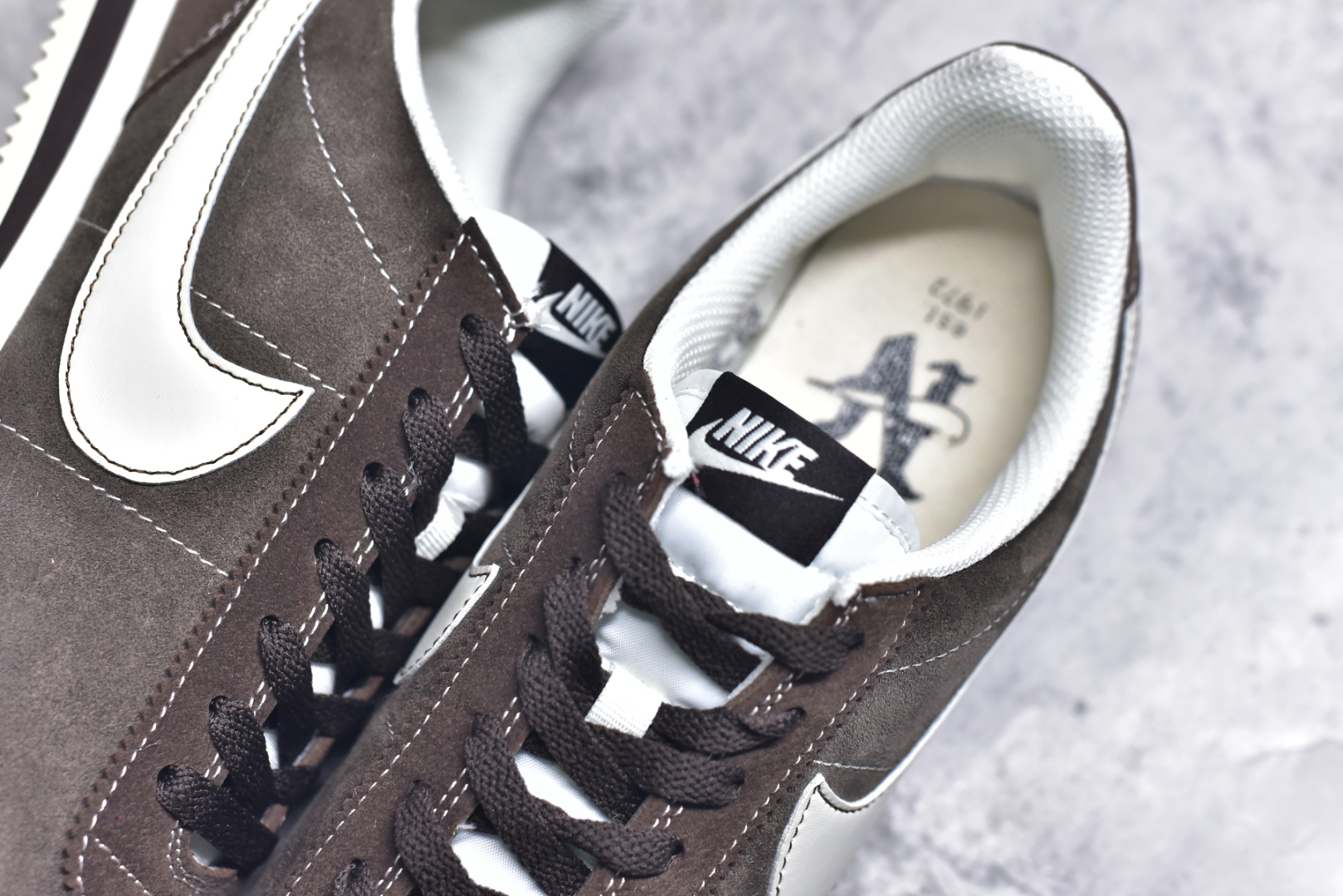 图片[9]-#NK Classic Cortez Leather 阿甘复古初代皮革慢跑鞋 实体平台指令订单 全套原纸板楦头开发 原厂数据大底磨具 一比一鞋头弧度高度鞋身弧度 细节品控鞋型随意对比 正确烫金高频细节 公司级标准检验QC 区分市面一切版本 完美复刻阿甘复古鞋型 尺码：35.5 36 36.5 37.5 38 38.5 39 40 40.5 41 42 42.5 43 44 45-选品中心