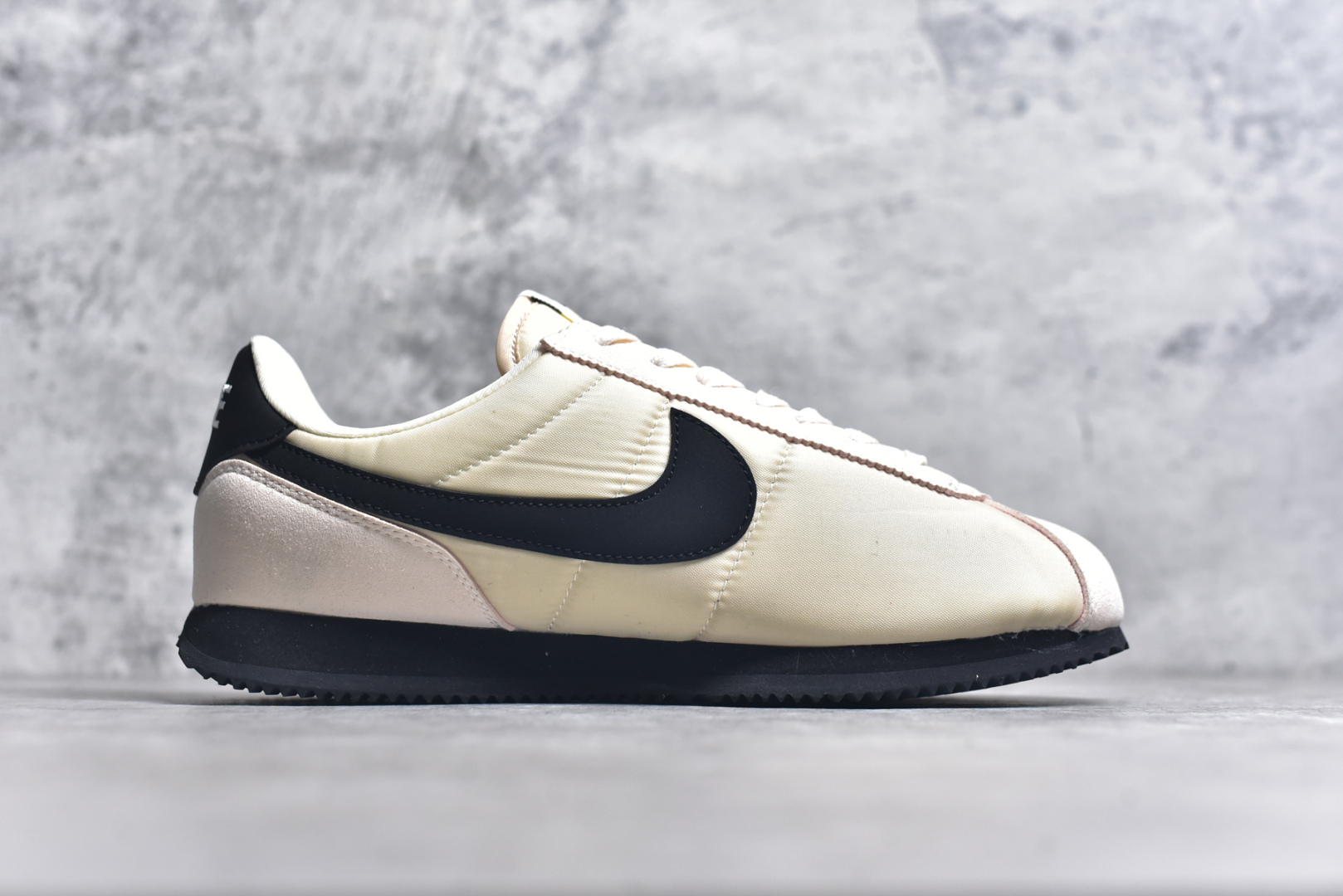 图片[3]-#NK Classic Cortez Leather 阿甘复古初代皮革慢跑鞋 实体平台指令订单 全套原纸板楦头开发 原厂数据大底磨具 一比一鞋头弧度高度鞋身弧度 细节品控鞋型随意对比 正确烫金高频细节 公司级标准检验QC 区分市面一切版本 完美复刻阿甘复古鞋型 尺码：35.5 36 36.5 37.5 38 38.5 39 40 40.5 41 42 42.5 43 44 45-选品中心