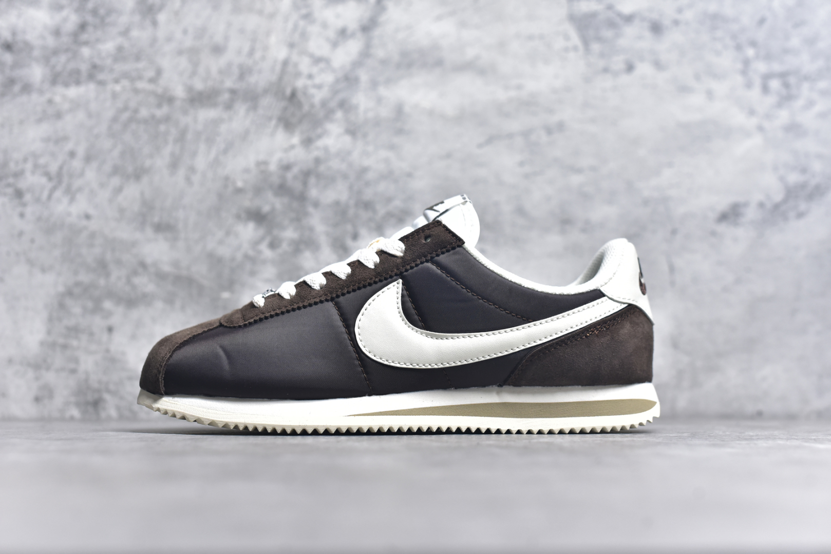 #NK Classic Cortez Leather 阿甘复古初代皮革慢跑鞋 实体平台指令订单 全套原纸板楦头开发 原厂数据大底磨具 一比一鞋头弧度高度鞋身弧度 细节品控鞋型随意对比 正确烫金高频细节 公司级标准检验QC 区分市面一切版本 完美复刻阿甘复古鞋型 尺码：35.5 36 36.5 37.5 38 38.5 39 40 40.5 41 42 42.5 43 44 45-选品中心