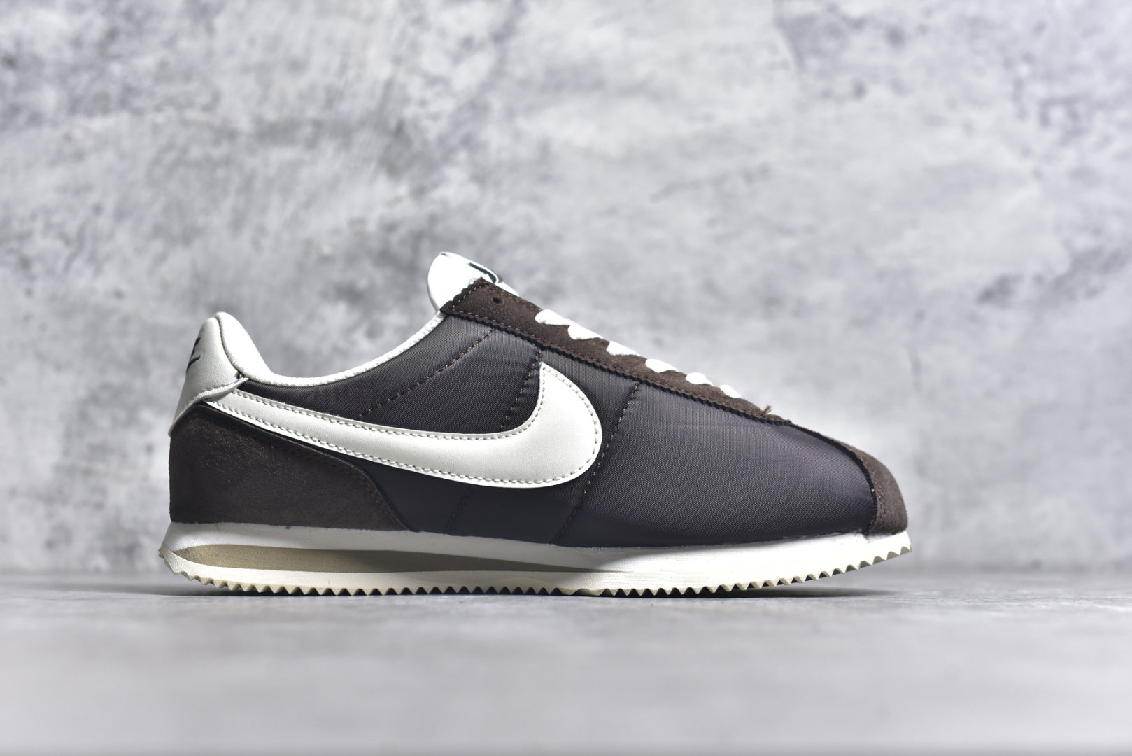 图片[3]-#NK Classic Cortez Leather 阿甘复古初代皮革慢跑鞋 实体平台指令订单 全套原纸板楦头开发 原厂数据大底磨具 一比一鞋头弧度高度鞋身弧度 细节品控鞋型随意对比 正确烫金高频细节 公司级标准检验QC 区分市面一切版本 完美复刻阿甘复古鞋型 尺码：35.5 36 36.5 37.5 38 38.5 39 40 40.5 41 42 42.5 43 44 45-选品中心