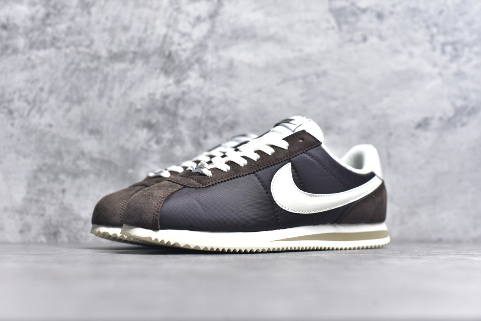 图片[2]-#NK Classic Cortez Leather 阿甘复古初代皮革慢跑鞋 实体平台指令订单 全套原纸板楦头开发 原厂数据大底磨具 一比一鞋头弧度高度鞋身弧度 细节品控鞋型随意对比 正确烫金高频细节 公司级标准检验QC 区分市面一切版本 完美复刻阿甘复古鞋型 尺码：35.5 36 36.5 37.5 38 38.5 39 40 40.5 41 42 42.5 43 44 45-选品中心
