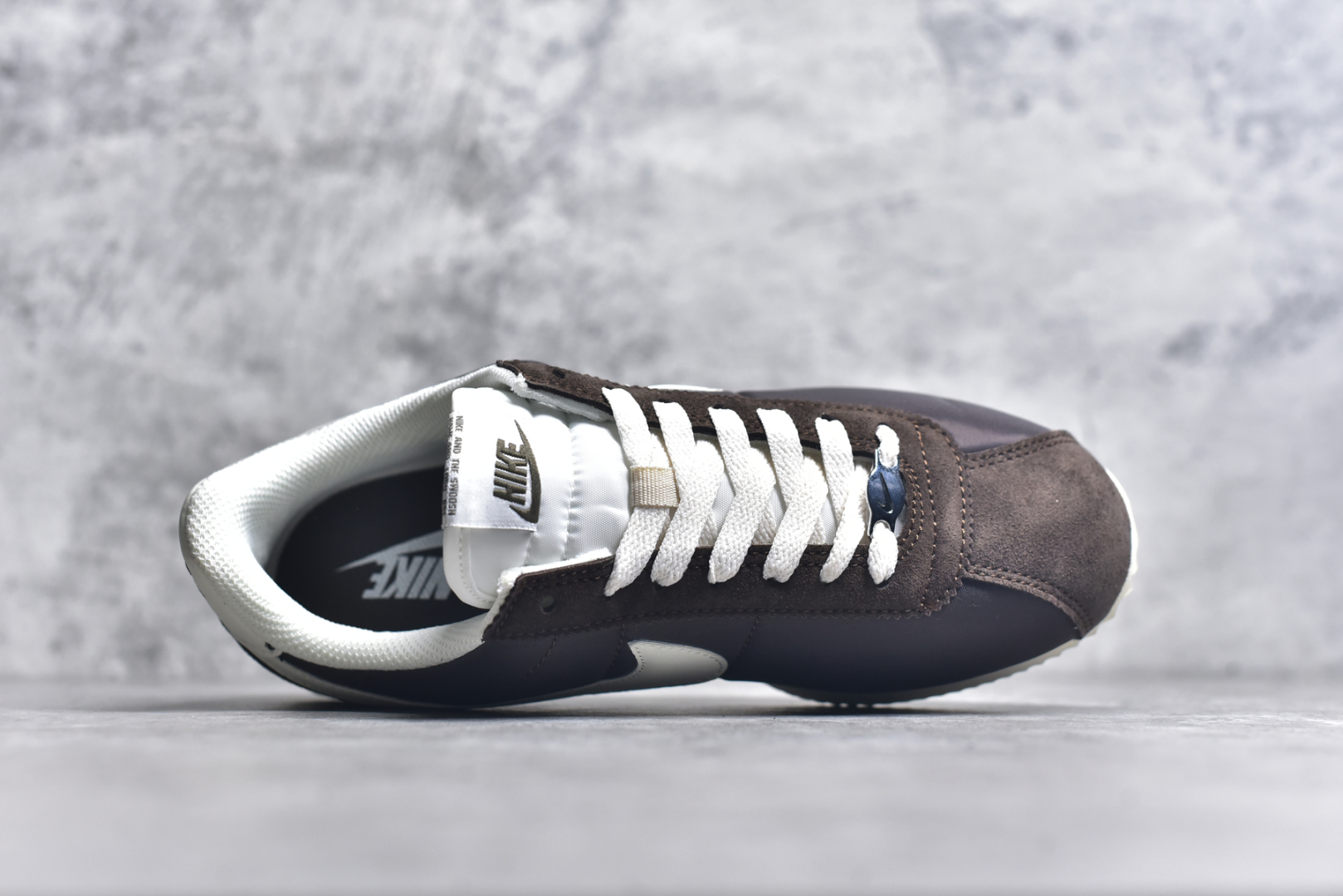 图片[4]-#NK Classic Cortez Leather 阿甘复古初代皮革慢跑鞋 实体平台指令订单 全套原纸板楦头开发 原厂数据大底磨具 一比一鞋头弧度高度鞋身弧度 细节品控鞋型随意对比 正确烫金高频细节 公司级标准检验QC 区分市面一切版本 完美复刻阿甘复古鞋型 尺码：35.5 36 36.5 37.5 38 38.5 39 40 40.5 41 42 42.5 43 44 45-选品中心