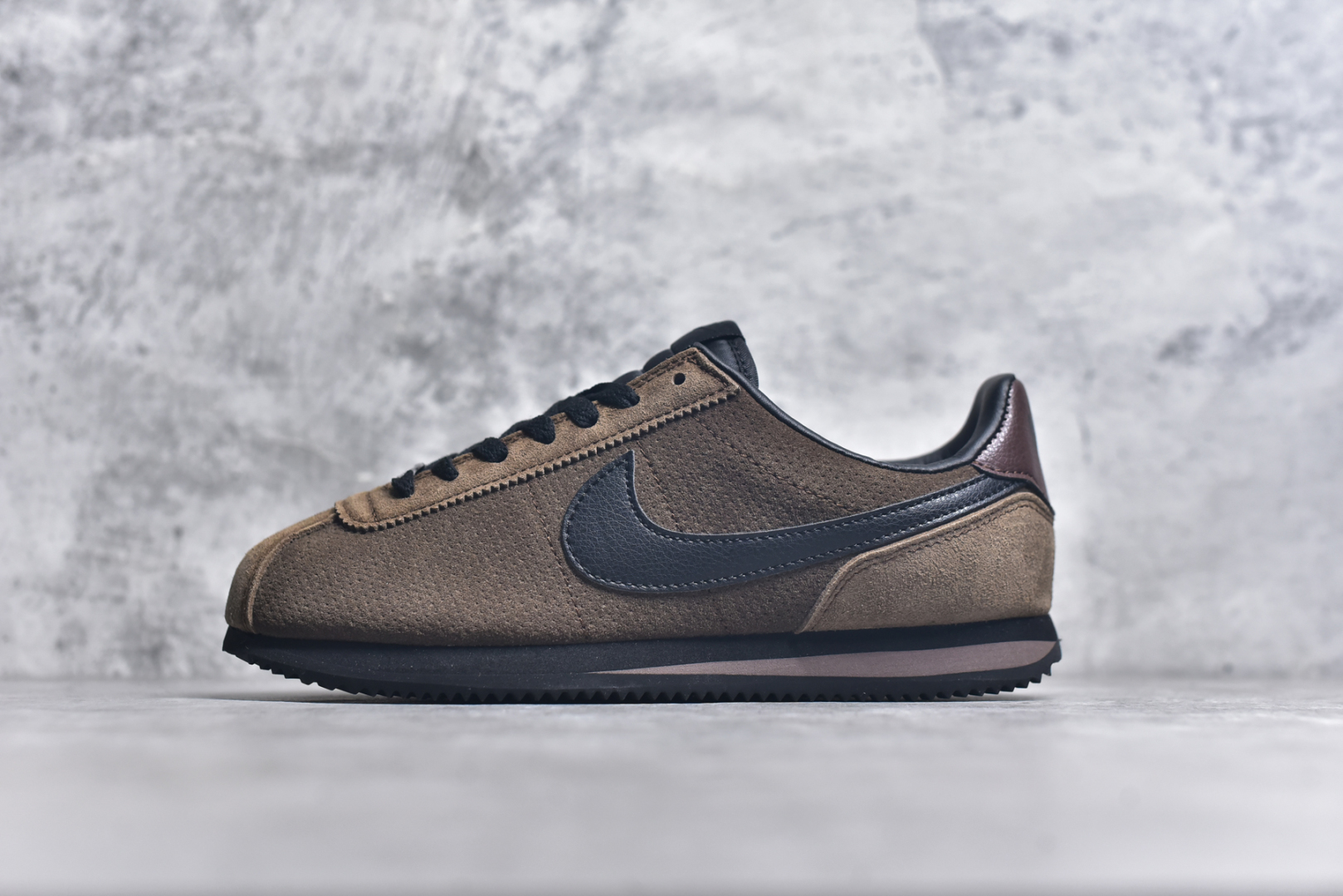 #NK Classic Cortez Leather 阿甘复古初代皮革慢跑鞋 实体平台指令订单 全套原纸板楦头开发 原厂数据大底磨具 一比一鞋头弧度高度鞋身弧度 细节品控鞋型随意对比 正确烫金高频细节 公司级标准检验QC 区分市面一切版本 完美复刻阿甘复古鞋型 尺码：35.5 36 36.5 37.5 38 38.5 39 40 40.5 41 42 42.5 43 44 45-选品中心