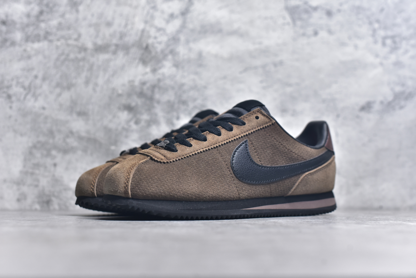 图片[2]-#NK Classic Cortez Leather 阿甘复古初代皮革慢跑鞋 实体平台指令订单 全套原纸板楦头开发 原厂数据大底磨具 一比一鞋头弧度高度鞋身弧度 细节品控鞋型随意对比 正确烫金高频细节 公司级标准检验QC 区分市面一切版本 完美复刻阿甘复古鞋型 尺码：35.5 36 36.5 37.5 38 38.5 39 40 40.5 41 42 42.5 43 44 45-选品中心