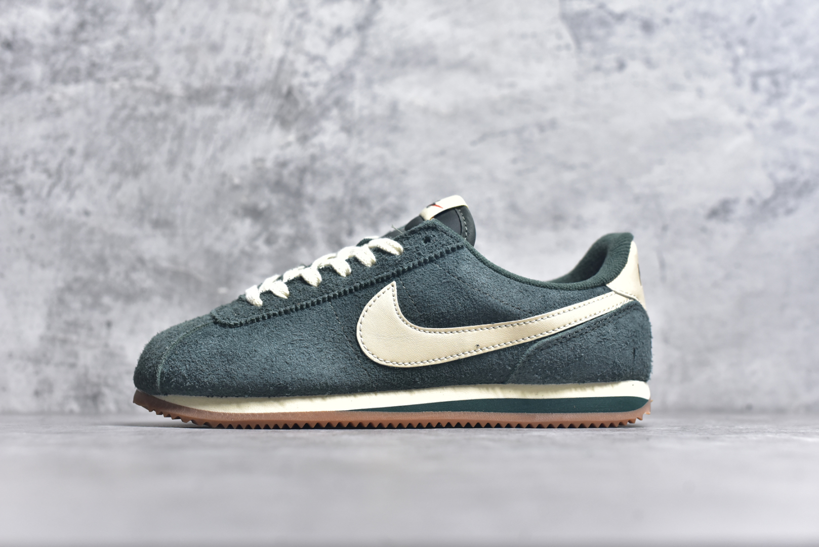 #NK Classic Cortez Leather 阿甘复古初代皮革慢跑鞋 实体平台指令订单 全套原纸板楦头开发 原厂数据大底磨具 一比一鞋头弧度高度鞋身弧度 细节品控鞋型随意对比 正确烫金高频细节 公司级标准检验QC 区分市面一切版本 完美复刻阿甘复古鞋型 尺码：35.5 36 36.5 37.5 38 38.5 39 40 40.5 41 42 42.5 43 44 45-选品中心