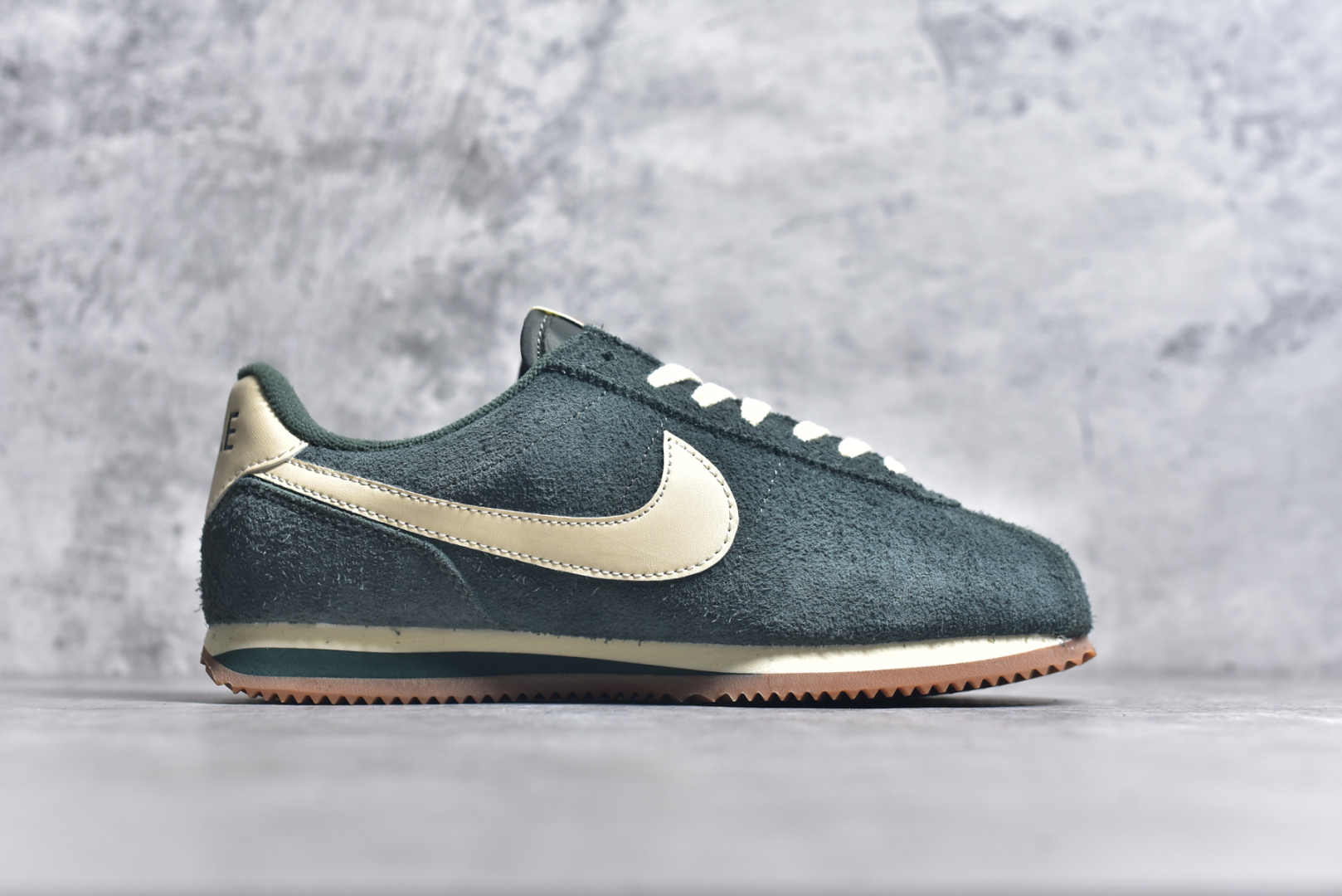 图片[3]-#NK Classic Cortez Leather 阿甘复古初代皮革慢跑鞋 实体平台指令订单 全套原纸板楦头开发 原厂数据大底磨具 一比一鞋头弧度高度鞋身弧度 细节品控鞋型随意对比 正确烫金高频细节 公司级标准检验QC 区分市面一切版本 完美复刻阿甘复古鞋型 尺码：35.5 36 36.5 37.5 38 38.5 39 40 40.5 41 42 42.5 43 44 45-选品中心