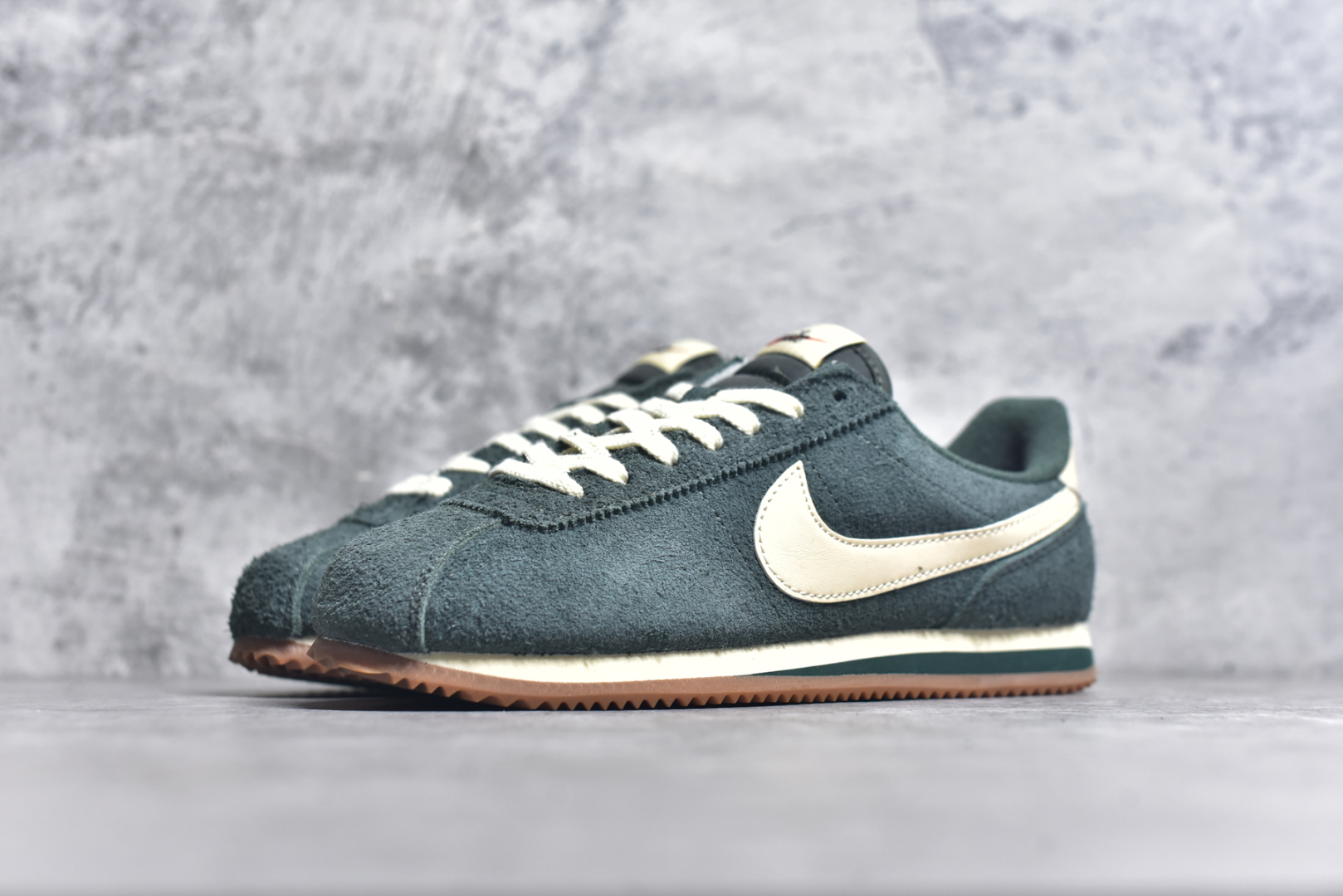 图片[2]-#NK Classic Cortez Leather 阿甘复古初代皮革慢跑鞋 实体平台指令订单 全套原纸板楦头开发 原厂数据大底磨具 一比一鞋头弧度高度鞋身弧度 细节品控鞋型随意对比 正确烫金高频细节 公司级标准检验QC 区分市面一切版本 完美复刻阿甘复古鞋型 尺码：35.5 36 36.5 37.5 38 38.5 39 40 40.5 41 42 42.5 43 44 45-选品中心