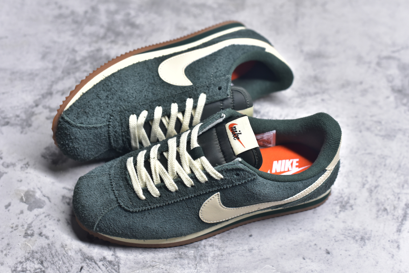 图片[7]-#NK Classic Cortez Leather 阿甘复古初代皮革慢跑鞋 实体平台指令订单 全套原纸板楦头开发 原厂数据大底磨具 一比一鞋头弧度高度鞋身弧度 细节品控鞋型随意对比 正确烫金高频细节 公司级标准检验QC 区分市面一切版本 完美复刻阿甘复古鞋型 尺码：35.5 36 36.5 37.5 38 38.5 39 40 40.5 41 42 42.5 43 44 45-选品中心