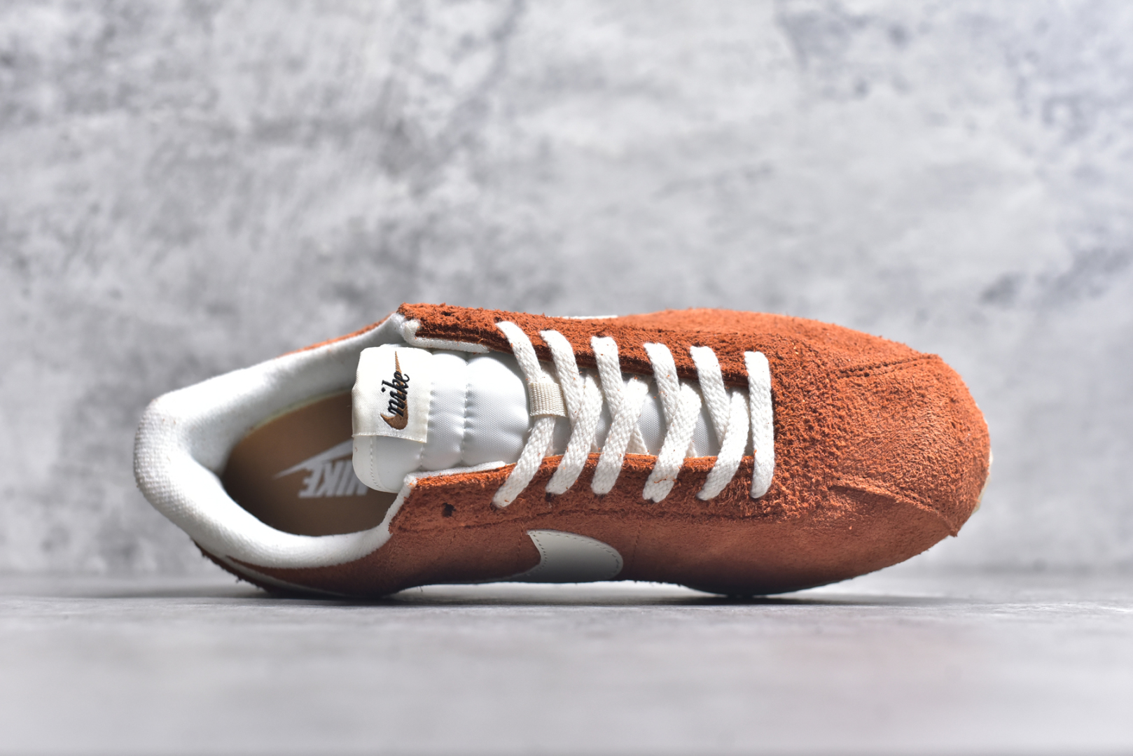 图片[4]-#NK Classic Cortez Leather 阿甘复古初代皮革慢跑鞋 实体平台指令订单 全套原纸板楦头开发 原厂数据大底磨具 一比一鞋头弧度高度鞋身弧度 细节品控鞋型随意对比 正确烫金高频细节 公司级标准检验QC 区分市面一切版本 完美复刻阿甘复古鞋型 尺码：35.5 36 36.5 37.5 38 38.5 39 40 40.5 41 42 42.5 43 44 45-选品中心