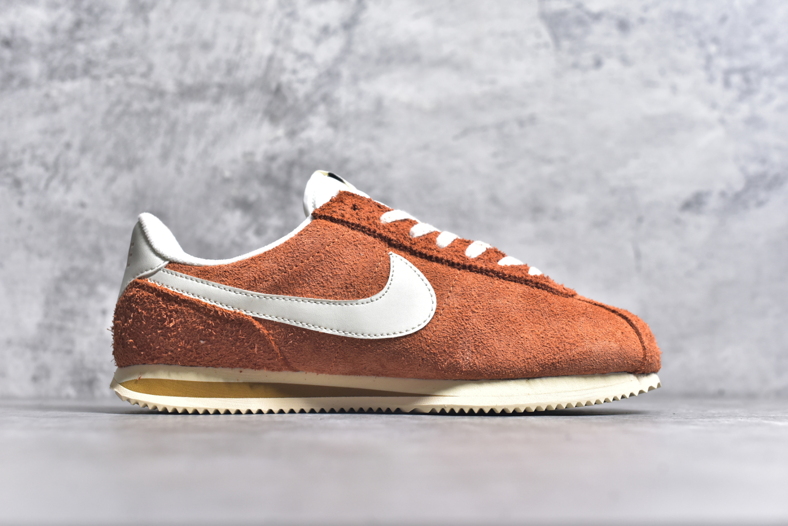 图片[3]-#NK Classic Cortez Leather 阿甘复古初代皮革慢跑鞋 实体平台指令订单 全套原纸板楦头开发 原厂数据大底磨具 一比一鞋头弧度高度鞋身弧度 细节品控鞋型随意对比 正确烫金高频细节 公司级标准检验QC 区分市面一切版本 完美复刻阿甘复古鞋型 尺码：35.5 36 36.5 37.5 38 38.5 39 40 40.5 41 42 42.5 43 44 45-选品中心