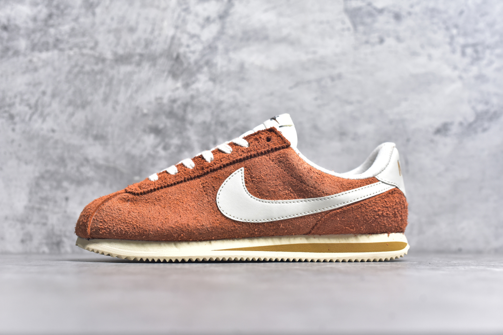 #NK Classic Cortez Leather 阿甘复古初代皮革慢跑鞋 实体平台指令订单 全套原纸板楦头开发 原厂数据大底磨具 一比一鞋头弧度高度鞋身弧度 细节品控鞋型随意对比 正确烫金高频细节 公司级标准检验QC 区分市面一切版本 完美复刻阿甘复古鞋型 尺码：35.5 36 36.5 37.5 38 38.5 39 40 40.5 41 42 42.5 43 44 45-选品中心