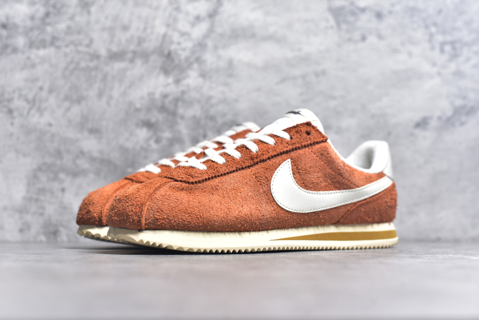 图片[2]-#NK Classic Cortez Leather 阿甘复古初代皮革慢跑鞋 实体平台指令订单 全套原纸板楦头开发 原厂数据大底磨具 一比一鞋头弧度高度鞋身弧度 细节品控鞋型随意对比 正确烫金高频细节 公司级标准检验QC 区分市面一切版本 完美复刻阿甘复古鞋型 尺码：35.5 36 36.5 37.5 38 38.5 39 40 40.5 41 42 42.5 43 44 45-选品中心