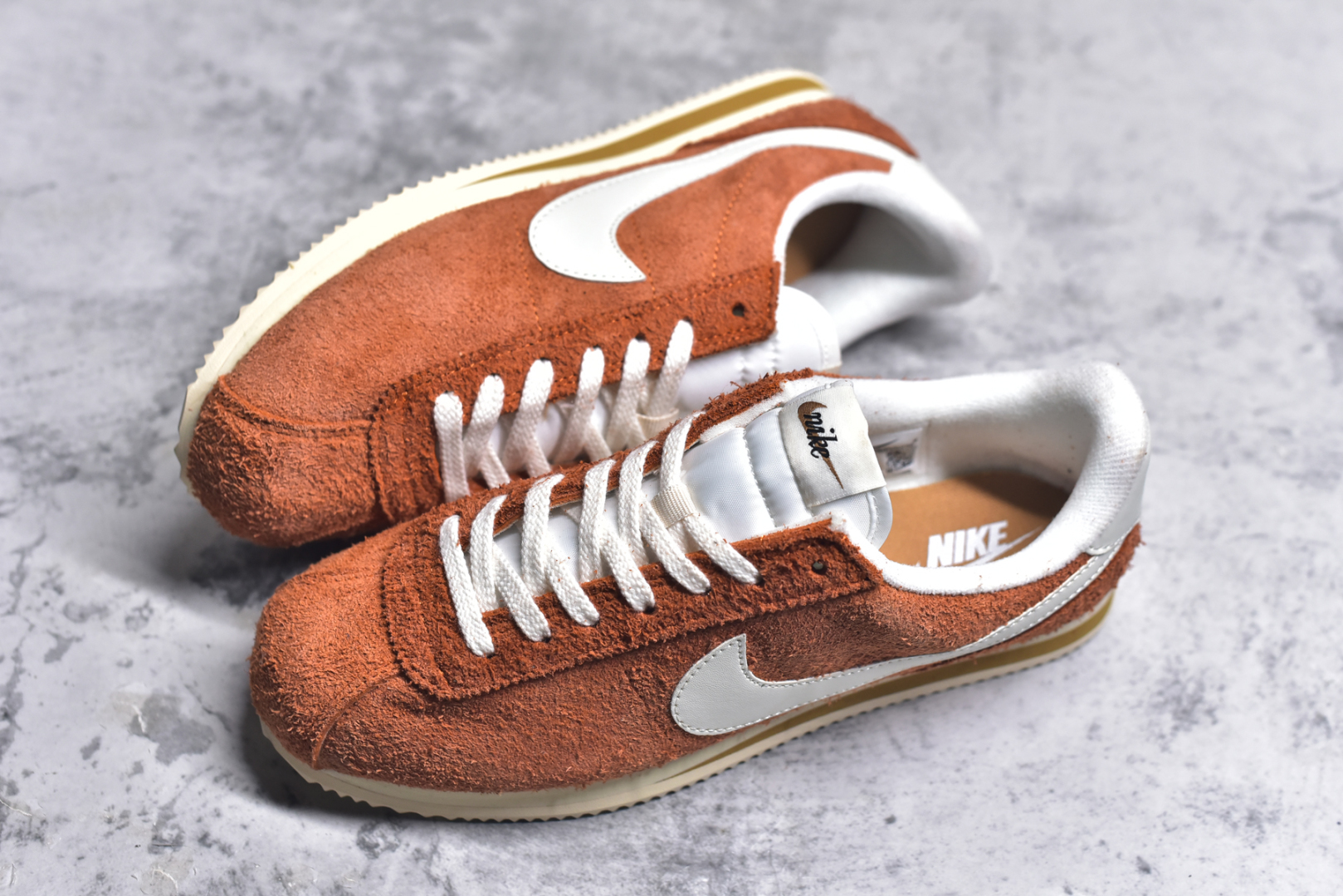 图片[7]-#NK Classic Cortez Leather 阿甘复古初代皮革慢跑鞋 实体平台指令订单 全套原纸板楦头开发 原厂数据大底磨具 一比一鞋头弧度高度鞋身弧度 细节品控鞋型随意对比 正确烫金高频细节 公司级标准检验QC 区分市面一切版本 完美复刻阿甘复古鞋型 尺码：35.5 36 36.5 37.5 38 38.5 39 40 40.5 41 42 42.5 43 44 45-选品中心