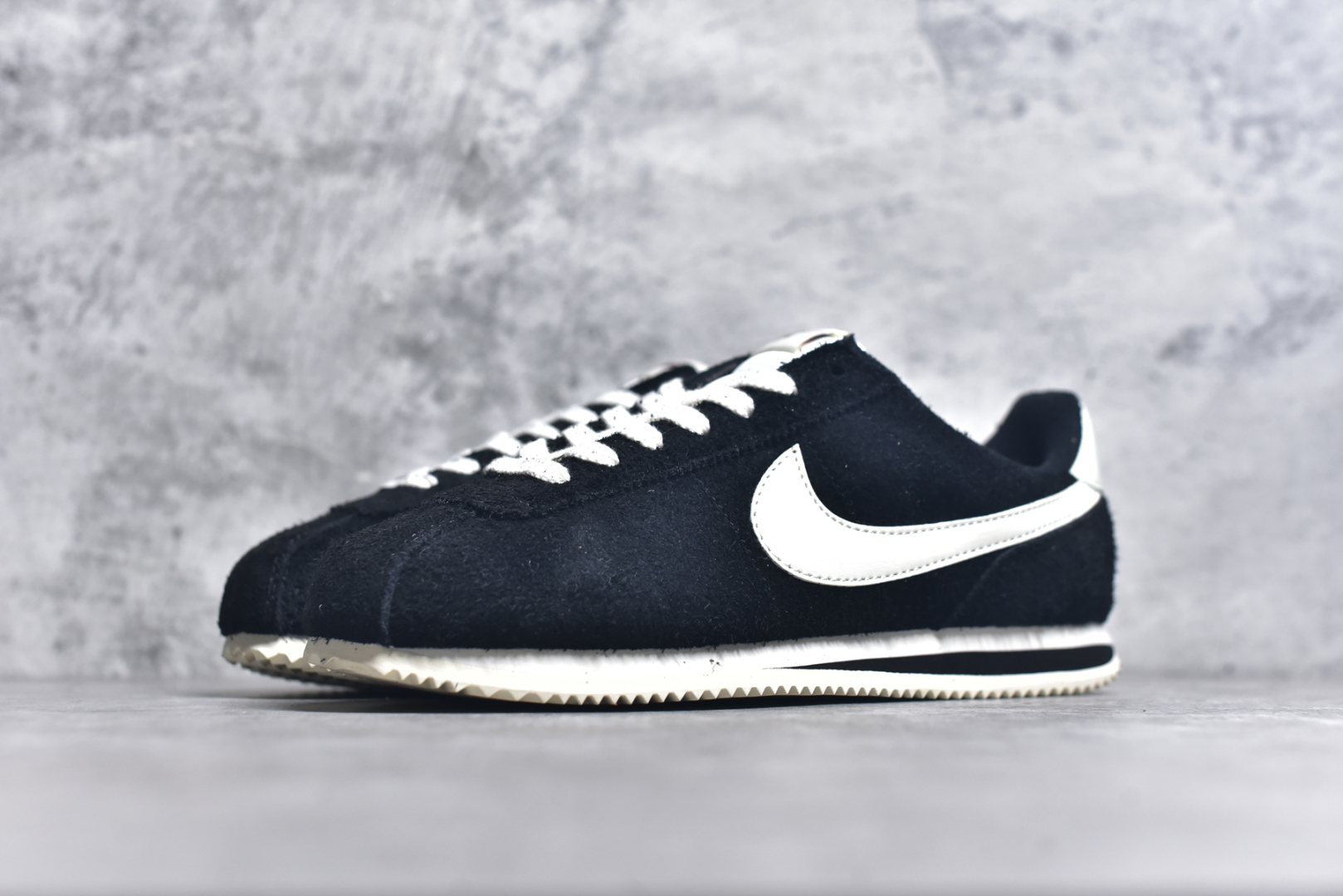 图片[2]-#NK Classic Cortez Leather 阿甘复古初代皮革慢跑鞋 实体平台指令订单 全套原纸板楦头开发 原厂数据大底磨具 一比一鞋头弧度高度鞋身弧度 细节品控鞋型随意对比 正确烫金高频细节 公司级标准检验QC 区分市面一切版本 完美复刻阿甘复古鞋型 尺码：35.5 36 36.5 37.5 38 38.5 39 40 40.5 41 42 42.5 43 44 45-选品中心