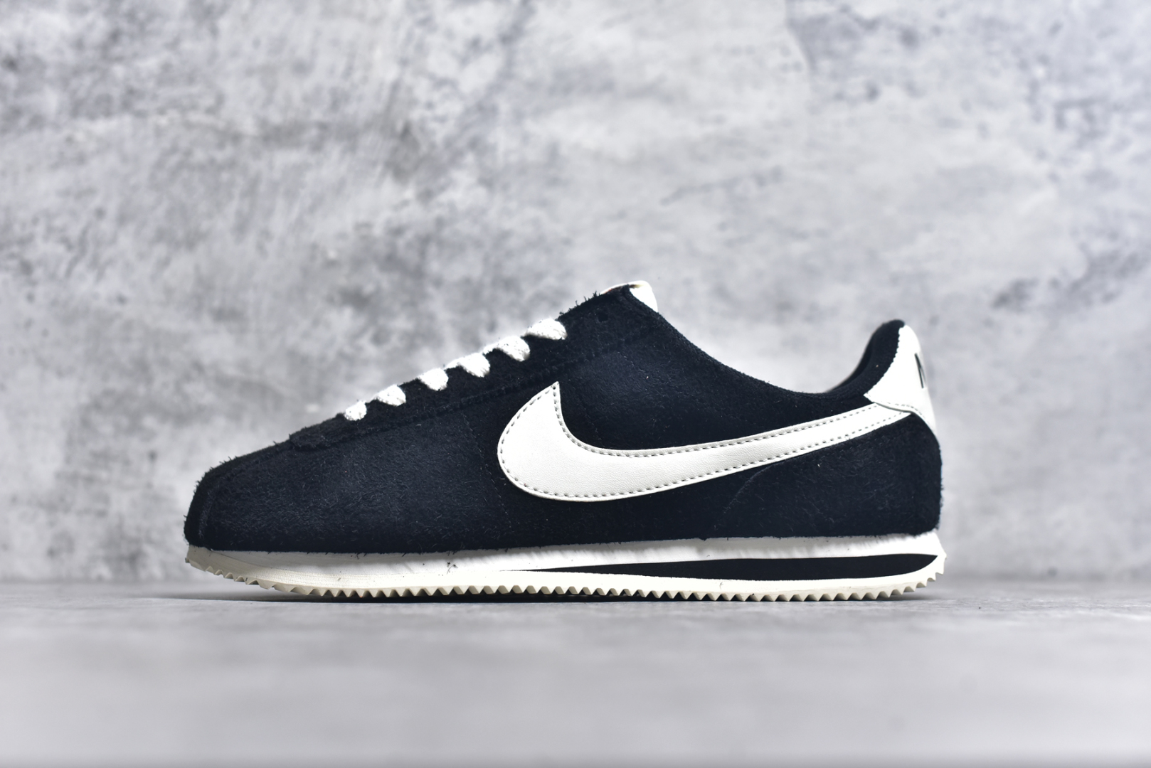 #NK Classic Cortez Leather 阿甘复古初代皮革慢跑鞋 实体平台指令订单 全套原纸板楦头开发 原厂数据大底磨具 一比一鞋头弧度高度鞋身弧度 细节品控鞋型随意对比 正确烫金高频细节 公司级标准检验QC 区分市面一切版本 完美复刻阿甘复古鞋型 尺码：35.5 36 36.5 37.5 38 38.5 39 40 40.5 41 42 42.5 43 44 45-选品中心