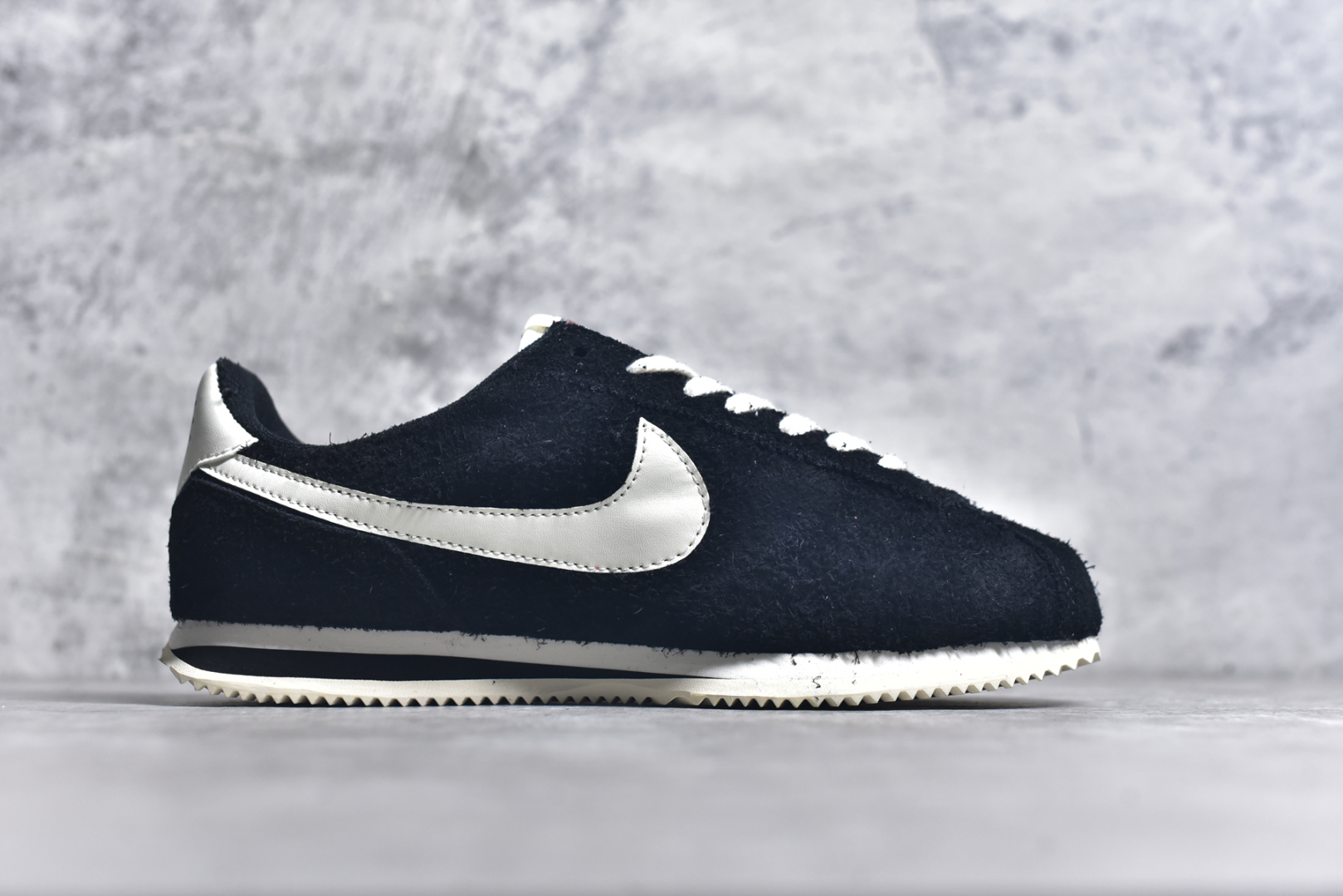 图片[3]-#NK Classic Cortez Leather 阿甘复古初代皮革慢跑鞋 实体平台指令订单 全套原纸板楦头开发 原厂数据大底磨具 一比一鞋头弧度高度鞋身弧度 细节品控鞋型随意对比 正确烫金高频细节 公司级标准检验QC 区分市面一切版本 完美复刻阿甘复古鞋型 尺码：35.5 36 36.5 37.5 38 38.5 39 40 40.5 41 42 42.5 43 44 45-选品中心
