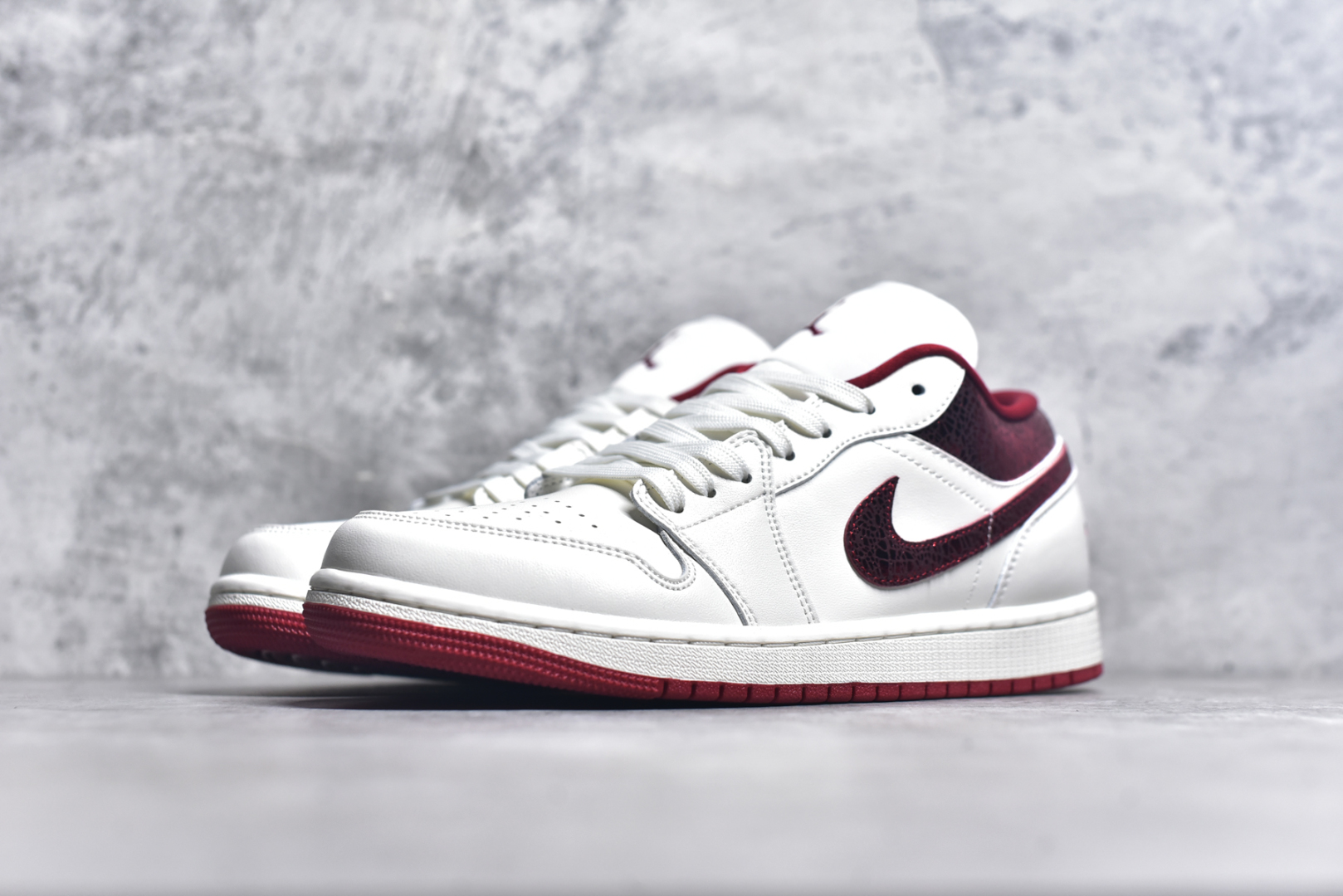 图片[2]-#Air Jordan AJ1 Low 低帮 白红 HJ9338-106 全新流水线出品 DT版本唯一平替选择 市场第二梯队最强版 全部原鞋开发 原楦原纸板开发 全鞋电脑针车 原厂内置全掌气垫 原盒内在原标 唯一Zp原版鞋带绑法 免检产品 全新2022版型 全头层皮料 完美零毛边处理 原厂配置全掌气垫 价格定位良心 几十个配色陆续出货 尺码：36 36.5 37.5 38 38.5 39 40 40.5 41 42 42.5 43 44 44.5 45 46 47.5-选品中心