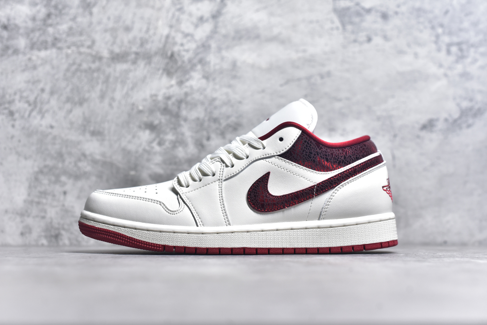#Air Jordan AJ1 Low 低帮 白红 HJ9338-106 全新流水线出品 DT版本唯一平替选择 市场第二梯队最强版 全部原鞋开发 原楦原纸板开发 全鞋电脑针车 原厂内置全掌气垫 原盒内在原标 唯一Zp原版鞋带绑法 免检产品 全新2022版型 全头层皮料 完美零毛边处理 原厂配置全掌气垫 价格定位良心 几十个配色陆续出货 尺码：36 36.5 37.5 38 38.5 39 40 40.5 41 42 42.5 43 44 44.5 45 46 47.5-选品中心