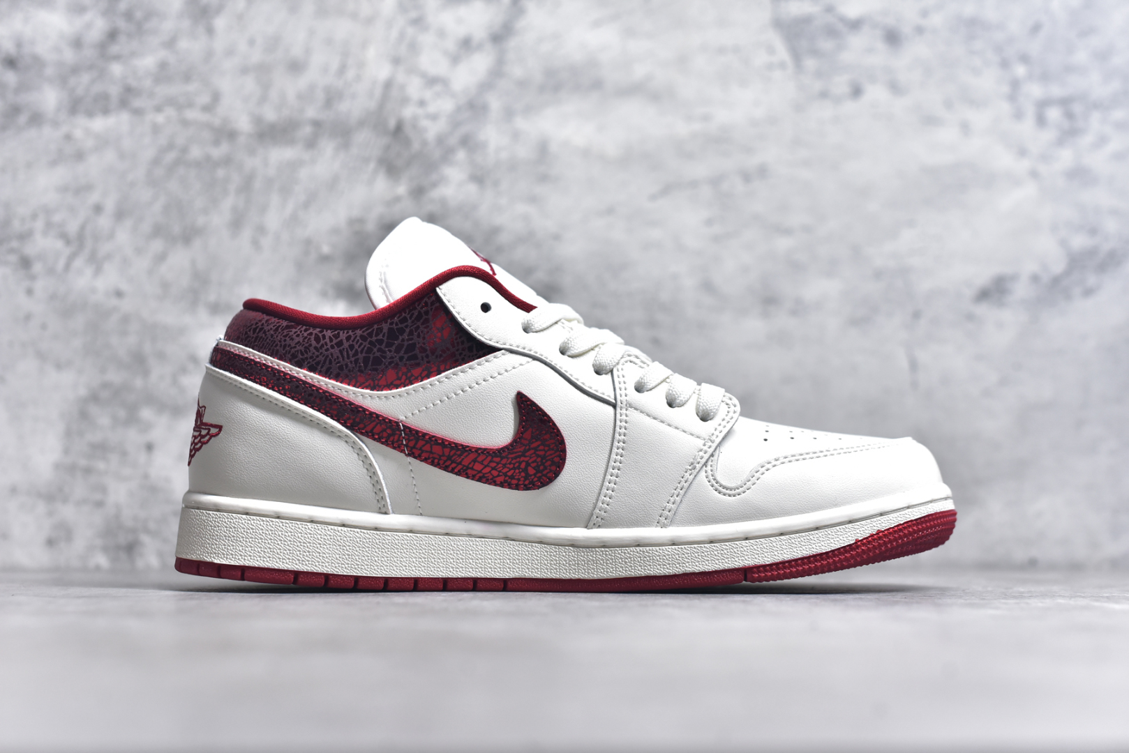 图片[3]-#Air Jordan AJ1 Low 低帮 白红 HJ9338-106 全新流水线出品 DT版本唯一平替选择 市场第二梯队最强版 全部原鞋开发 原楦原纸板开发 全鞋电脑针车 原厂内置全掌气垫 原盒内在原标 唯一Zp原版鞋带绑法 免检产品 全新2022版型 全头层皮料 完美零毛边处理 原厂配置全掌气垫 价格定位良心 几十个配色陆续出货 尺码：36 36.5 37.5 38 38.5 39 40 40.5 41 42 42.5 43 44 44.5 45 46 47.5-选品中心