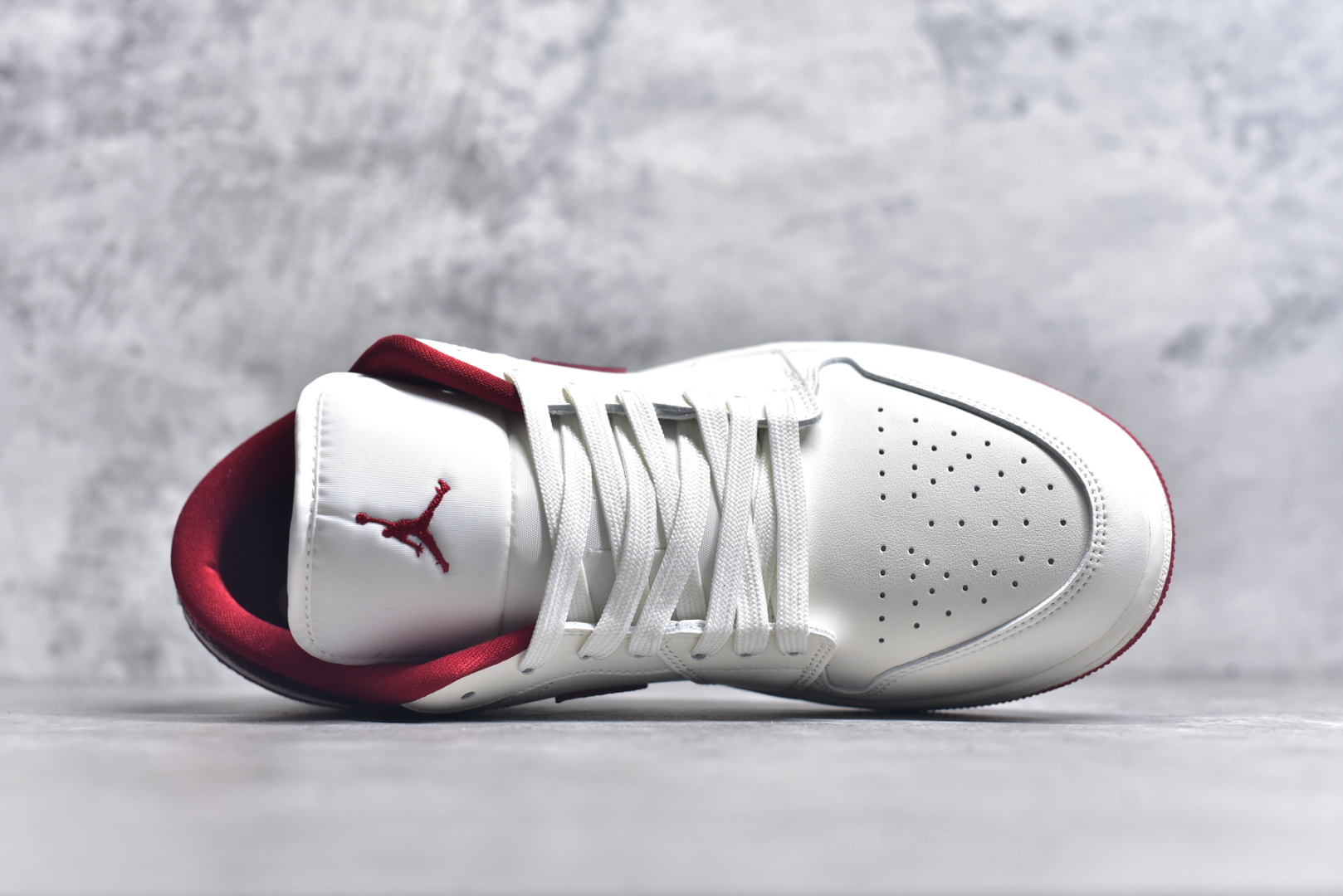 图片[4]-#Air Jordan AJ1 Low 低帮 白红 HJ9338-106 全新流水线出品 DT版本唯一平替选择 市场第二梯队最强版 全部原鞋开发 原楦原纸板开发 全鞋电脑针车 原厂内置全掌气垫 原盒内在原标 唯一Zp原版鞋带绑法 免检产品 全新2022版型 全头层皮料 完美零毛边处理 原厂配置全掌气垫 价格定位良心 几十个配色陆续出货 尺码：36 36.5 37.5 38 38.5 39 40 40.5 41 42 42.5 43 44 44.5 45 46 47.5-选品中心