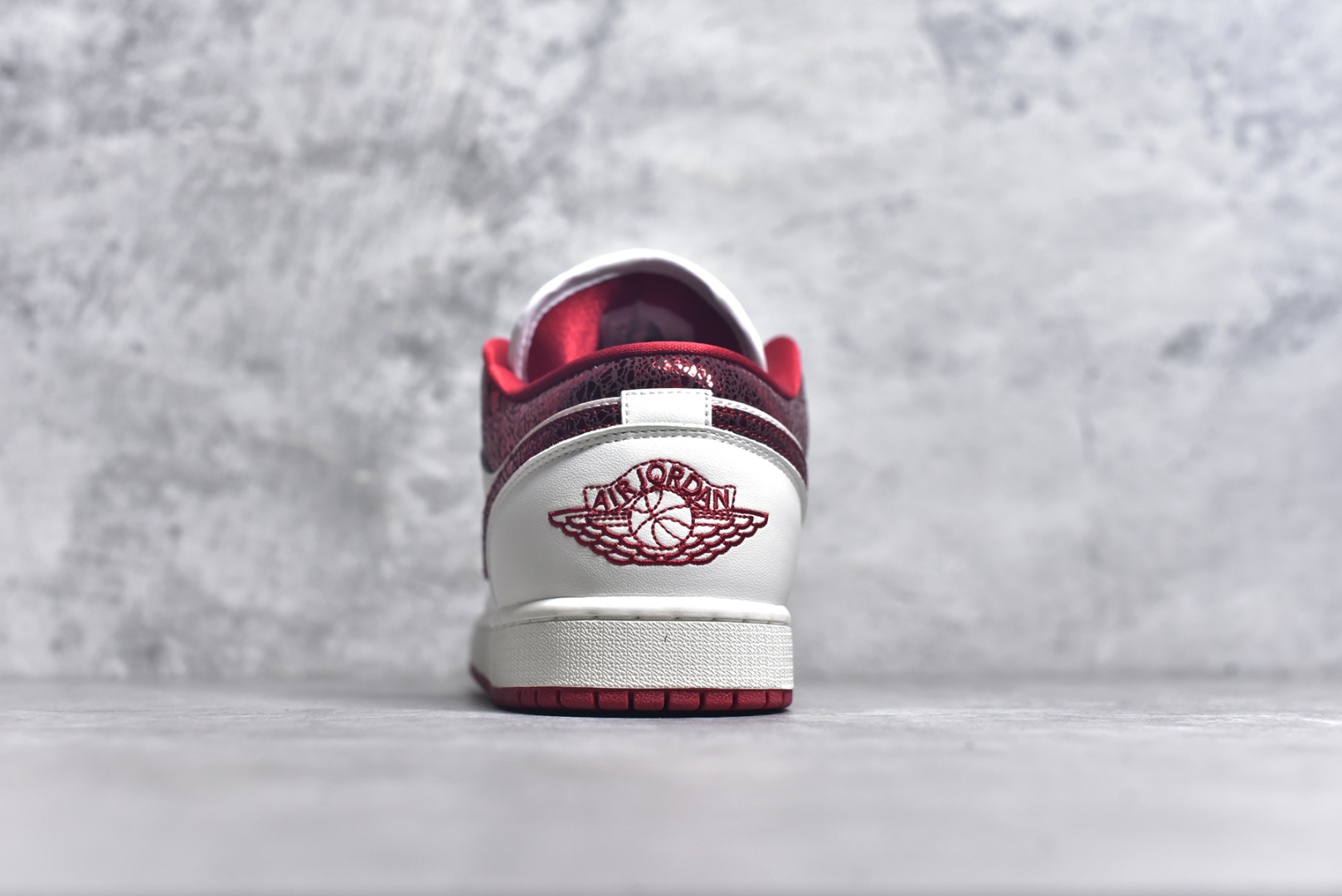 图片[5]-#Air Jordan AJ1 Low 低帮 白红 HJ9338-106 全新流水线出品 DT版本唯一平替选择 市场第二梯队最强版 全部原鞋开发 原楦原纸板开发 全鞋电脑针车 原厂内置全掌气垫 原盒内在原标 唯一Zp原版鞋带绑法 免检产品 全新2022版型 全头层皮料 完美零毛边处理 原厂配置全掌气垫 价格定位良心 几十个配色陆续出货 尺码：36 36.5 37.5 38 38.5 39 40 40.5 41 42 42.5 43 44 44.5 45 46 47.5-选品中心