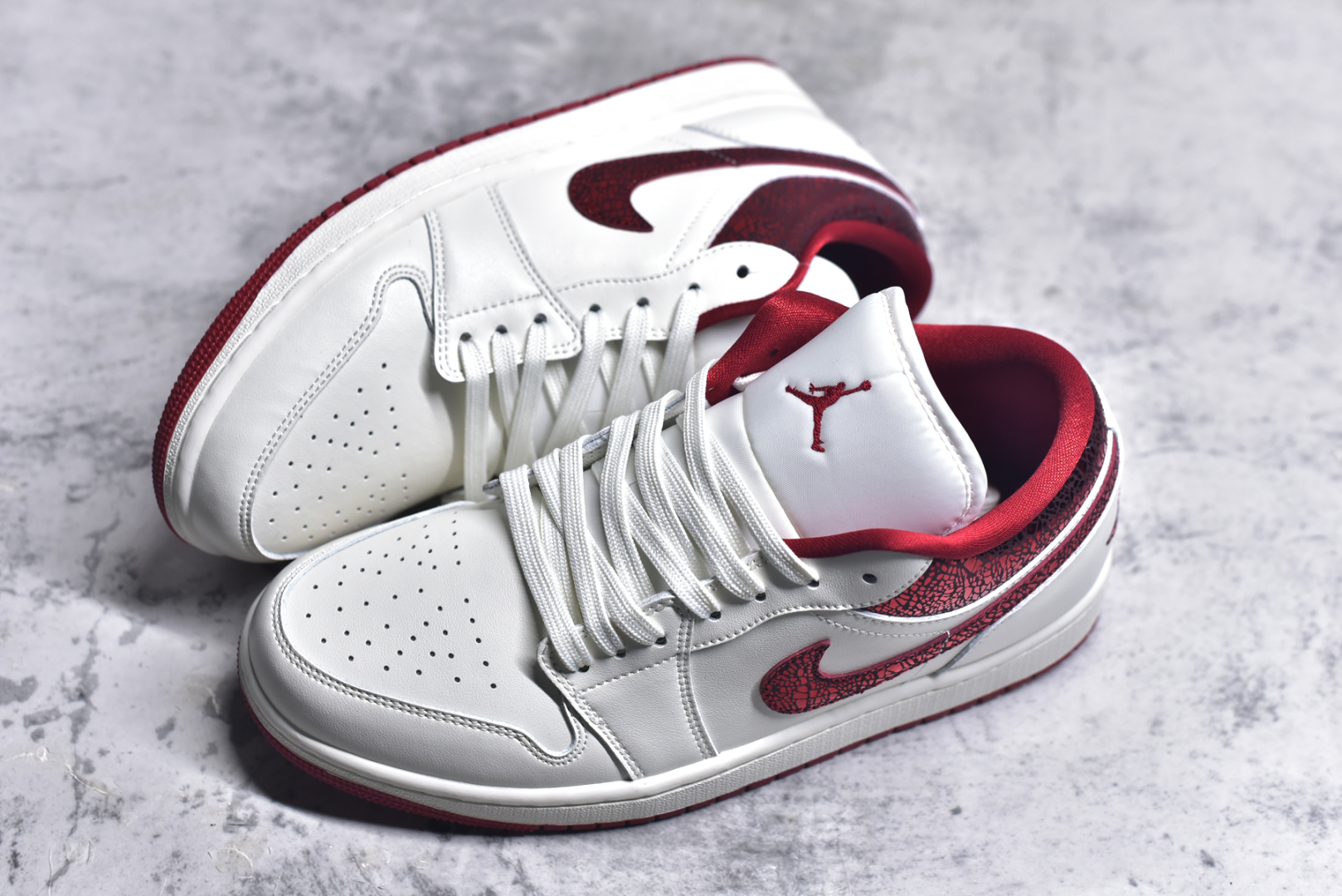 图片[7]-#Air Jordan AJ1 Low 低帮 白红 HJ9338-106 全新流水线出品 DT版本唯一平替选择 市场第二梯队最强版 全部原鞋开发 原楦原纸板开发 全鞋电脑针车 原厂内置全掌气垫 原盒内在原标 唯一Zp原版鞋带绑法 免检产品 全新2022版型 全头层皮料 完美零毛边处理 原厂配置全掌气垫 价格定位良心 几十个配色陆续出货 尺码：36 36.5 37.5 38 38.5 39 40 40.5 41 42 42.5 43 44 44.5 45 46 47.5-选品中心
