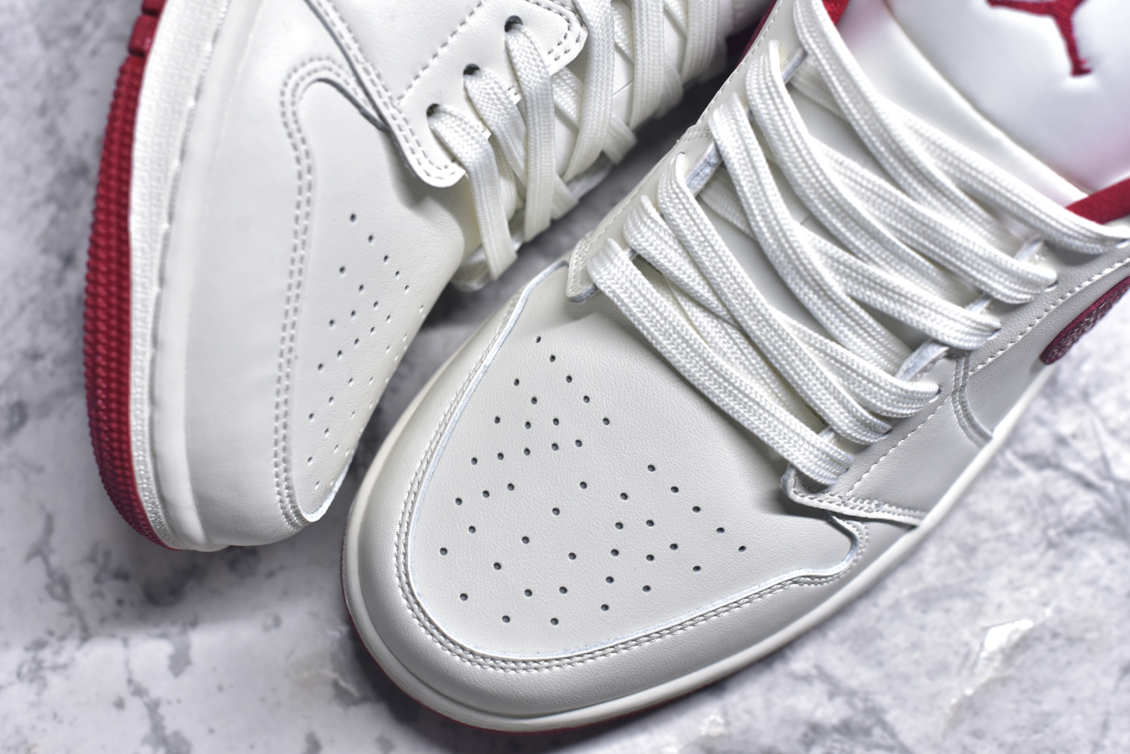 图片[8]-#Air Jordan AJ1 Low 低帮 白红 HJ9338-106 全新流水线出品 DT版本唯一平替选择 市场第二梯队最强版 全部原鞋开发 原楦原纸板开发 全鞋电脑针车 原厂内置全掌气垫 原盒内在原标 唯一Zp原版鞋带绑法 免检产品 全新2022版型 全头层皮料 完美零毛边处理 原厂配置全掌气垫 价格定位良心 几十个配色陆续出货 尺码：36 36.5 37.5 38 38.5 39 40 40.5 41 42 42.5 43 44 44.5 45 46 47.5-选品中心