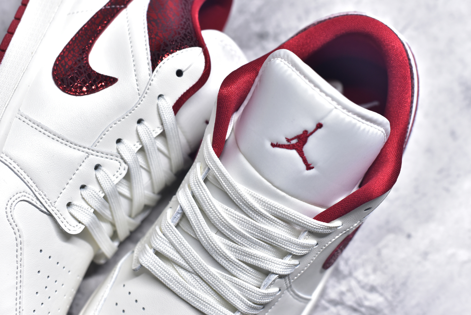 图片[9]-#Air Jordan AJ1 Low 低帮 白红 HJ9338-106 全新流水线出品 DT版本唯一平替选择 市场第二梯队最强版 全部原鞋开发 原楦原纸板开发 全鞋电脑针车 原厂内置全掌气垫 原盒内在原标 唯一Zp原版鞋带绑法 免检产品 全新2022版型 全头层皮料 完美零毛边处理 原厂配置全掌气垫 价格定位良心 几十个配色陆续出货 尺码：36 36.5 37.5 38 38.5 39 40 40.5 41 42 42.5 43 44 44.5 45 46 47.5-选品中心