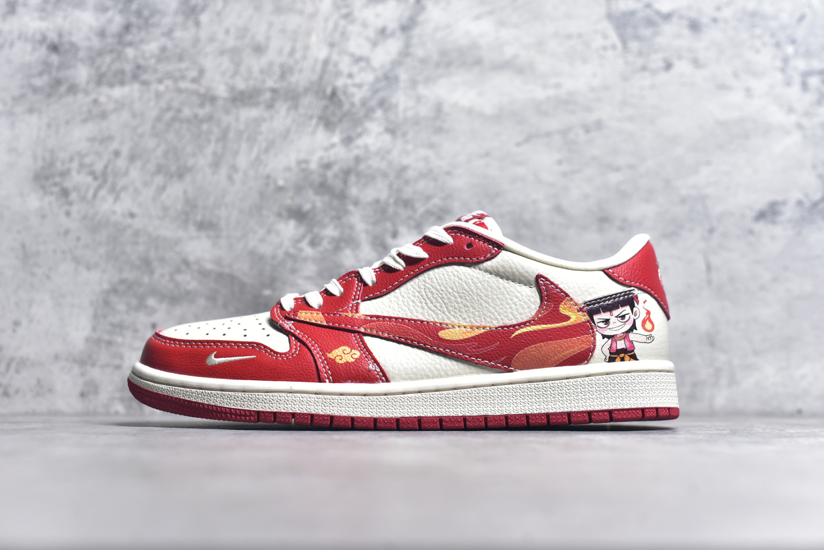 #Travis Scott x Fragment Design x Air Jordan 1 Low OG SP AJ1 乔1 哪吒联名 魔丸 低帮文化休闲板鞋 XS2025-088 #多方联名合作融合了Travis Scott 独特的音乐风格，藤原浩个性的设计风格以及Jordan品牌的经典元素 使其成为一双具有独特身份和价值的鞋子 清新而立体的外观加上联名标识更突出了其独特身份 这种配色方案显示出活力和时尚感 在视觉上引人注目 鞋身的质感和细腻的细节处理使其显得高端而格调十足 这款“倒钩”联名是设计与创意完美结合 融合多方的个性风格是一款备受瞩目的潮流鞋款 尺码：36 36.5 37.5 38 38.5 39 40 40.5 41 42 42.5 43 44 44.5 45 9.E5-选品中心