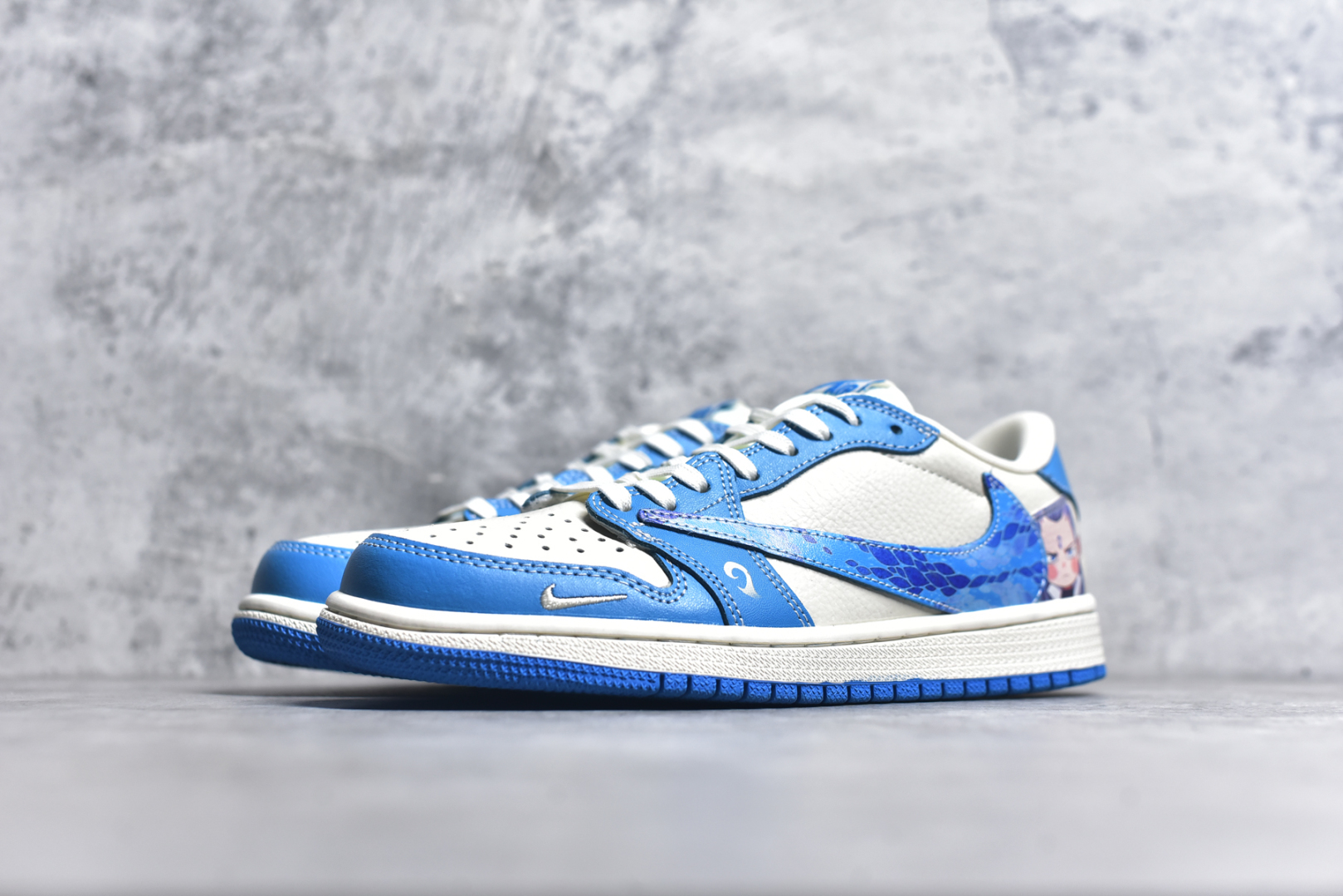 图片[2]-#Travis Scott x Fragment Design x Air Jordan 1 Low OG SP AJ1 乔1 哪吒联名 灵珠 低帮文化休闲板鞋 XS2025-066 #多方联名合作融合了Travis Scott 独特的音乐风格，藤原浩个性的设计风格以及Jordan品牌的经典元素 使其成为一双具有独特身份和价值的鞋子 清新而立体的外观加上联名标识更突出了其独特身份 这种配色方案显示出活力和时尚感 在视觉上引人注目 鞋身的质感和细腻的细节处理使其显得高端而格调十足 这款“倒钩”联名是设计与创意完美结合 融合多方的个性风格是一款备受瞩目的潮流鞋款 尺码：36 36.5 37.5 38 38.5 39 40 40.5 41 42 42.5 43 44 44.5 45 9.E5-选品中心