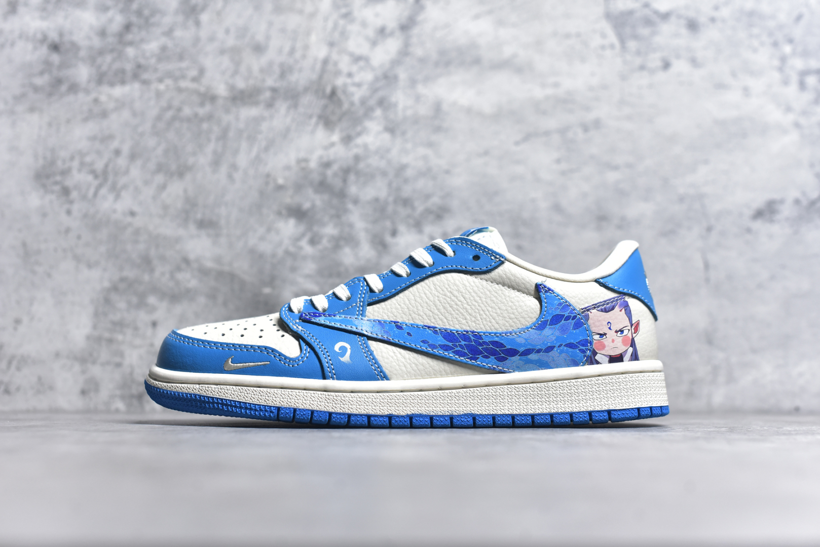 #Travis Scott x Fragment Design x Air Jordan 1 Low OG SP AJ1 乔1 哪吒联名 灵珠 低帮文化休闲板鞋 XS2025-066 #多方联名合作融合了Travis Scott 独特的音乐风格，藤原浩个性的设计风格以及Jordan品牌的经典元素 使其成为一双具有独特身份和价值的鞋子 清新而立体的外观加上联名标识更突出了其独特身份 这种配色方案显示出活力和时尚感 在视觉上引人注目 鞋身的质感和细腻的细节处理使其显得高端而格调十足 这款“倒钩”联名是设计与创意完美结合 融合多方的个性风格是一款备受瞩目的潮流鞋款 尺码：36 36.5 37.5 38 38.5 39 40 40.5 41 42 42.5 43 44 44.5 45 9.E5-选品中心