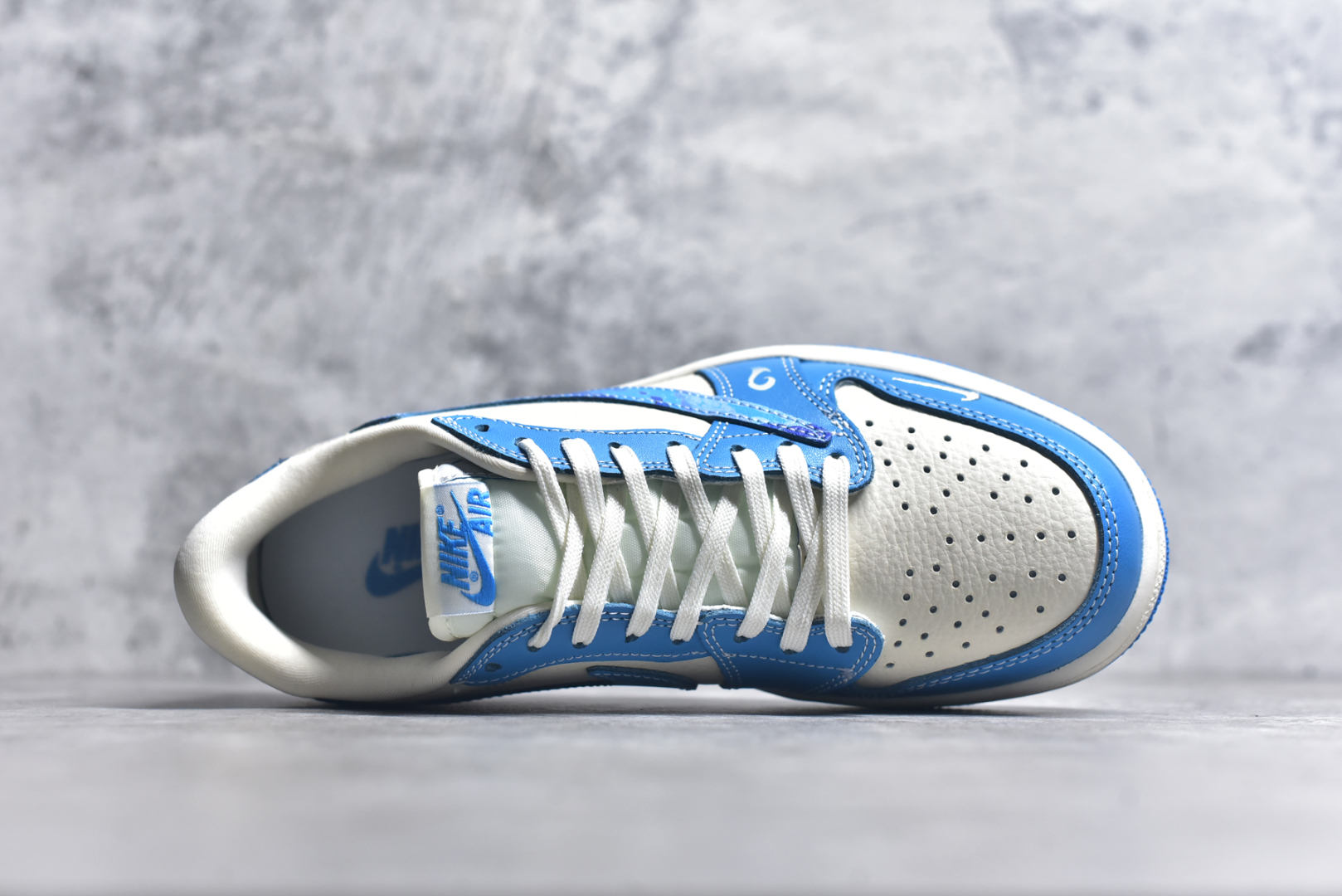 图片[4]-#Travis Scott x Fragment Design x Air Jordan 1 Low OG SP AJ1 乔1 哪吒联名 灵珠 低帮文化休闲板鞋 XS2025-066 #多方联名合作融合了Travis Scott 独特的音乐风格，藤原浩个性的设计风格以及Jordan品牌的经典元素 使其成为一双具有独特身份和价值的鞋子 清新而立体的外观加上联名标识更突出了其独特身份 这种配色方案显示出活力和时尚感 在视觉上引人注目 鞋身的质感和细腻的细节处理使其显得高端而格调十足 这款“倒钩”联名是设计与创意完美结合 融合多方的个性风格是一款备受瞩目的潮流鞋款 尺码：36 36.5 37.5 38 38.5 39 40 40.5 41 42 42.5 43 44 44.5 45 9.E5-选品中心