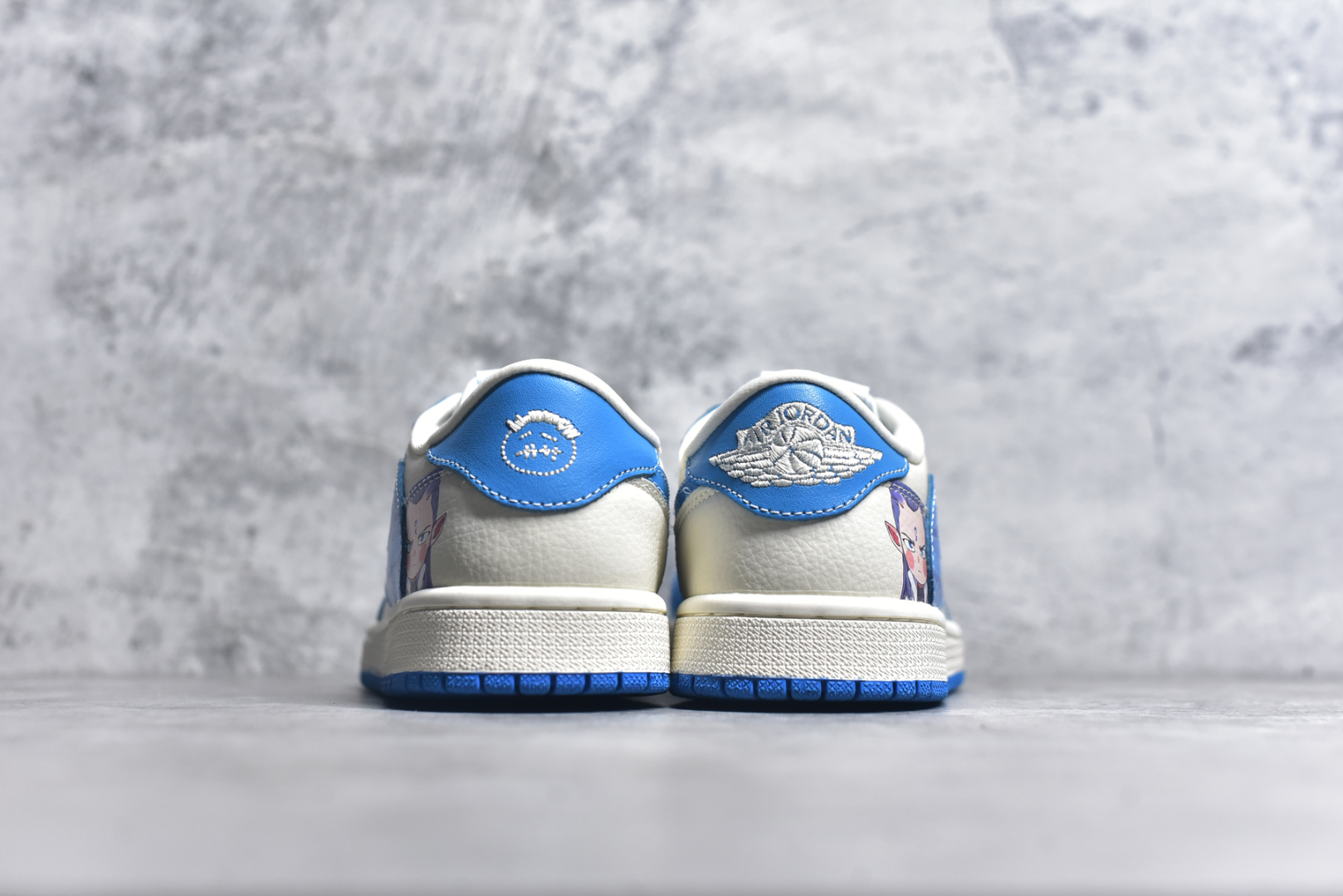 图片[5]-#Travis Scott x Fragment Design x Air Jordan 1 Low OG SP AJ1 乔1 哪吒联名 灵珠 低帮文化休闲板鞋 XS2025-066 #多方联名合作融合了Travis Scott 独特的音乐风格，藤原浩个性的设计风格以及Jordan品牌的经典元素 使其成为一双具有独特身份和价值的鞋子 清新而立体的外观加上联名标识更突出了其独特身份 这种配色方案显示出活力和时尚感 在视觉上引人注目 鞋身的质感和细腻的细节处理使其显得高端而格调十足 这款“倒钩”联名是设计与创意完美结合 融合多方的个性风格是一款备受瞩目的潮流鞋款 尺码：36 36.5 37.5 38 38.5 39 40 40.5 41 42 42.5 43 44 44.5 45 9.E5-选品中心
