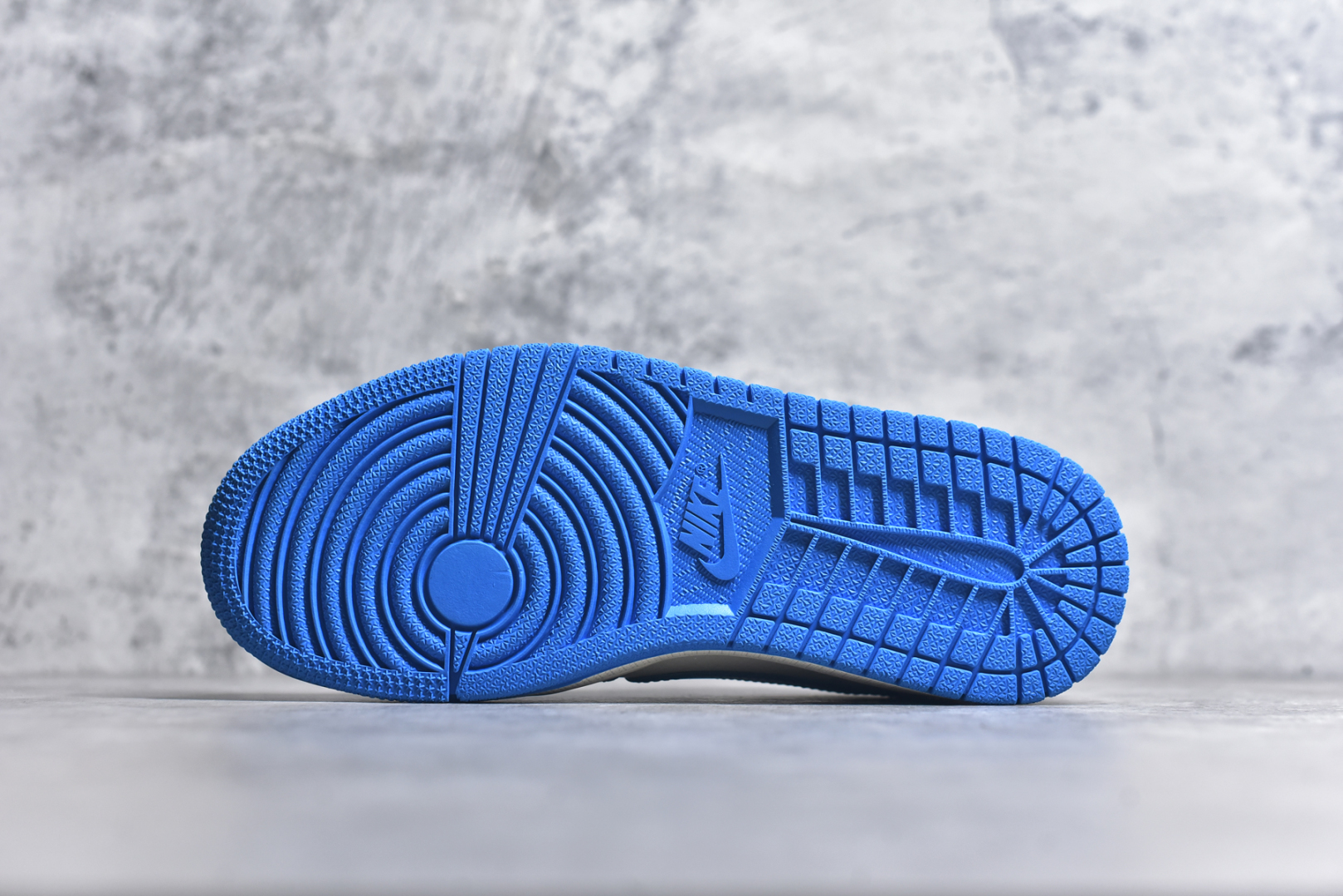 图片[6]-#Travis Scott x Fragment Design x Air Jordan 1 Low OG SP AJ1 乔1 哪吒联名 灵珠 低帮文化休闲板鞋 XS2025-066 #多方联名合作融合了Travis Scott 独特的音乐风格，藤原浩个性的设计风格以及Jordan品牌的经典元素 使其成为一双具有独特身份和价值的鞋子 清新而立体的外观加上联名标识更突出了其独特身份 这种配色方案显示出活力和时尚感 在视觉上引人注目 鞋身的质感和细腻的细节处理使其显得高端而格调十足 这款“倒钩”联名是设计与创意完美结合 融合多方的个性风格是一款备受瞩目的潮流鞋款 尺码：36 36.5 37.5 38 38.5 39 40 40.5 41 42 42.5 43 44 44.5 45 9.E5-选品中心