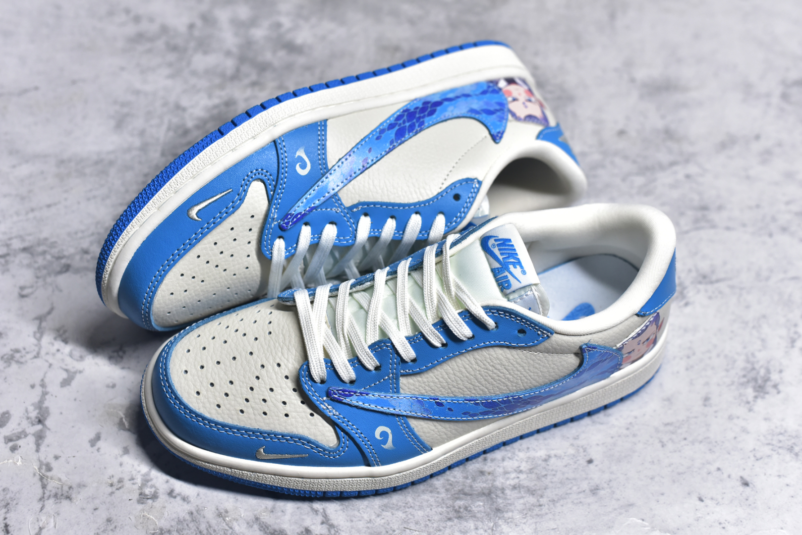 图片[7]-#Travis Scott x Fragment Design x Air Jordan 1 Low OG SP AJ1 乔1 哪吒联名 灵珠 低帮文化休闲板鞋 XS2025-066 #多方联名合作融合了Travis Scott 独特的音乐风格，藤原浩个性的设计风格以及Jordan品牌的经典元素 使其成为一双具有独特身份和价值的鞋子 清新而立体的外观加上联名标识更突出了其独特身份 这种配色方案显示出活力和时尚感 在视觉上引人注目 鞋身的质感和细腻的细节处理使其显得高端而格调十足 这款“倒钩”联名是设计与创意完美结合 融合多方的个性风格是一款备受瞩目的潮流鞋款 尺码：36 36.5 37.5 38 38.5 39 40 40.5 41 42 42.5 43 44 44.5 45 9.E5-选品中心