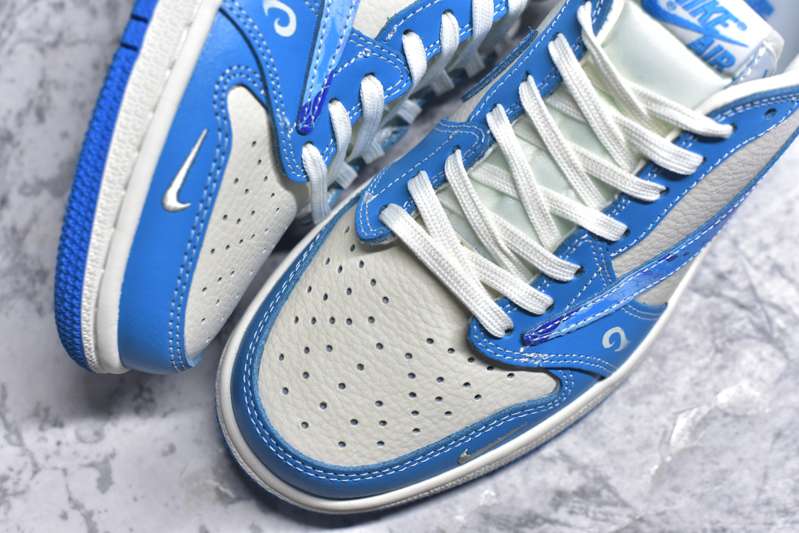 图片[8]-#Travis Scott x Fragment Design x Air Jordan 1 Low OG SP AJ1 乔1 哪吒联名 灵珠 低帮文化休闲板鞋 XS2025-066 #多方联名合作融合了Travis Scott 独特的音乐风格，藤原浩个性的设计风格以及Jordan品牌的经典元素 使其成为一双具有独特身份和价值的鞋子 清新而立体的外观加上联名标识更突出了其独特身份 这种配色方案显示出活力和时尚感 在视觉上引人注目 鞋身的质感和细腻的细节处理使其显得高端而格调十足 这款“倒钩”联名是设计与创意完美结合 融合多方的个性风格是一款备受瞩目的潮流鞋款 尺码：36 36.5 37.5 38 38.5 39 40 40.5 41 42 42.5 43 44 44.5 45 9.E5-选品中心